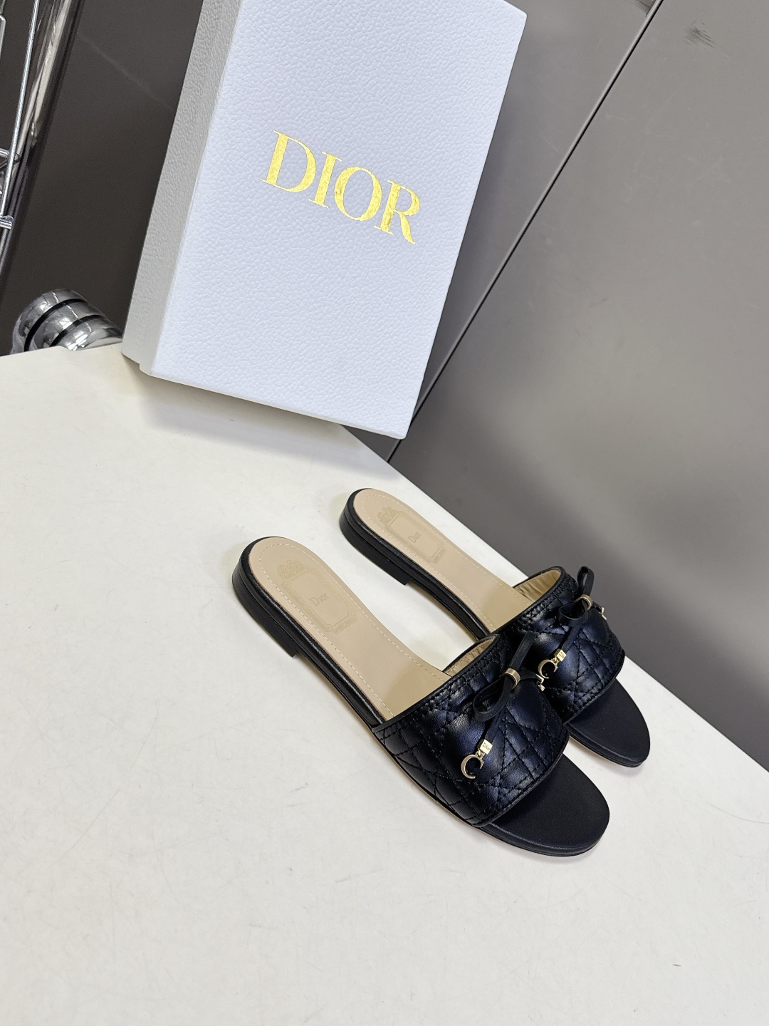 Dior迪奥春夏最新款绗缝蝴蝶结平底凉拖超多明星网红种草 鞋面上的菱格绗缝是Dior的经典元素，灵感来自