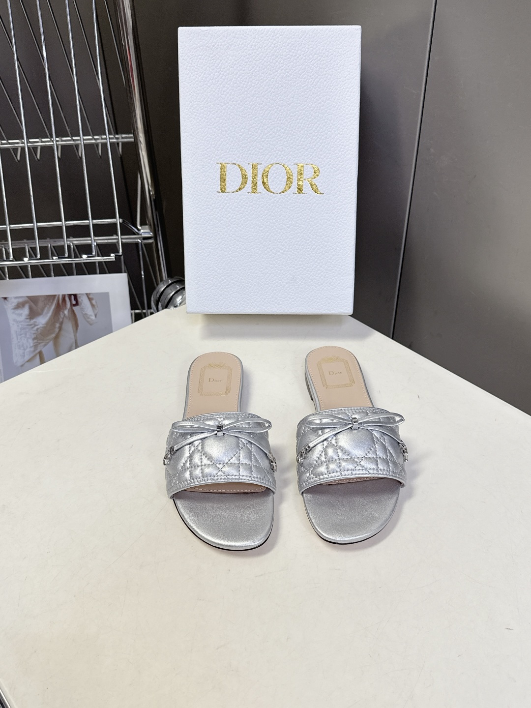 Dior迪奥春夏最新款绗缝蝴蝶结平底凉拖超多明星网红种草 鞋面上的菱格绗缝是Dior的经典元素，灵感来自