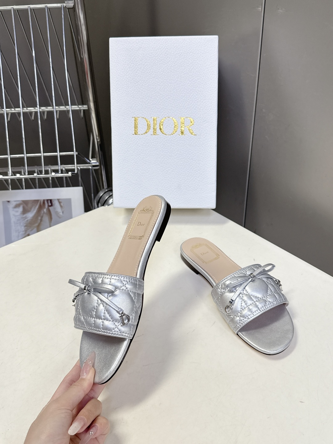 Dior迪奥春夏最新款绗缝蝴蝶结平底凉拖超多明星网红种草 鞋面上的菱格绗缝是Dior的经典元素，灵感来自