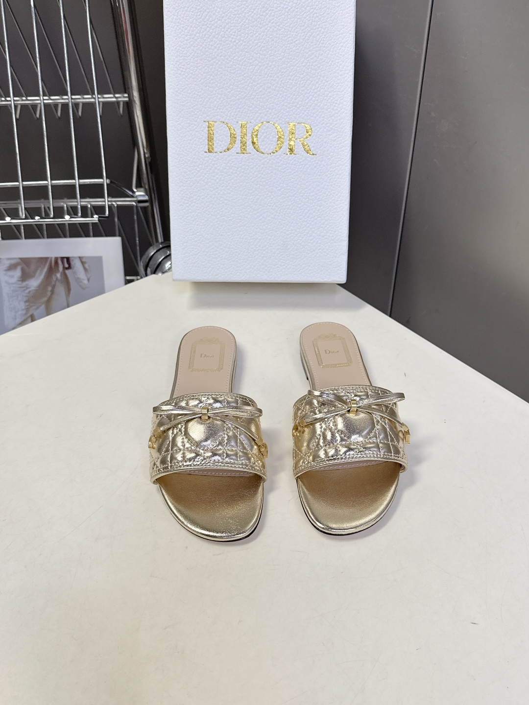Dior迪奥春夏最新款绗缝蝴蝶结平底凉拖超多明星网红种草 鞋面上的菱格绗缝是Dior的经典元素，灵感来自