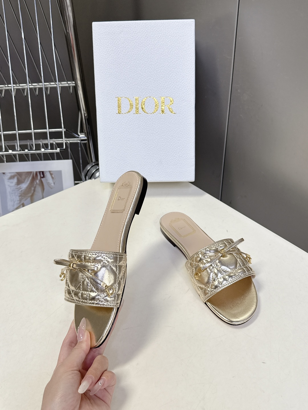 Dior迪奥春夏最新款绗缝蝴蝶结平底凉拖超多明星网红种草 鞋面上的菱格绗缝是Dior的经典元素，灵感来自