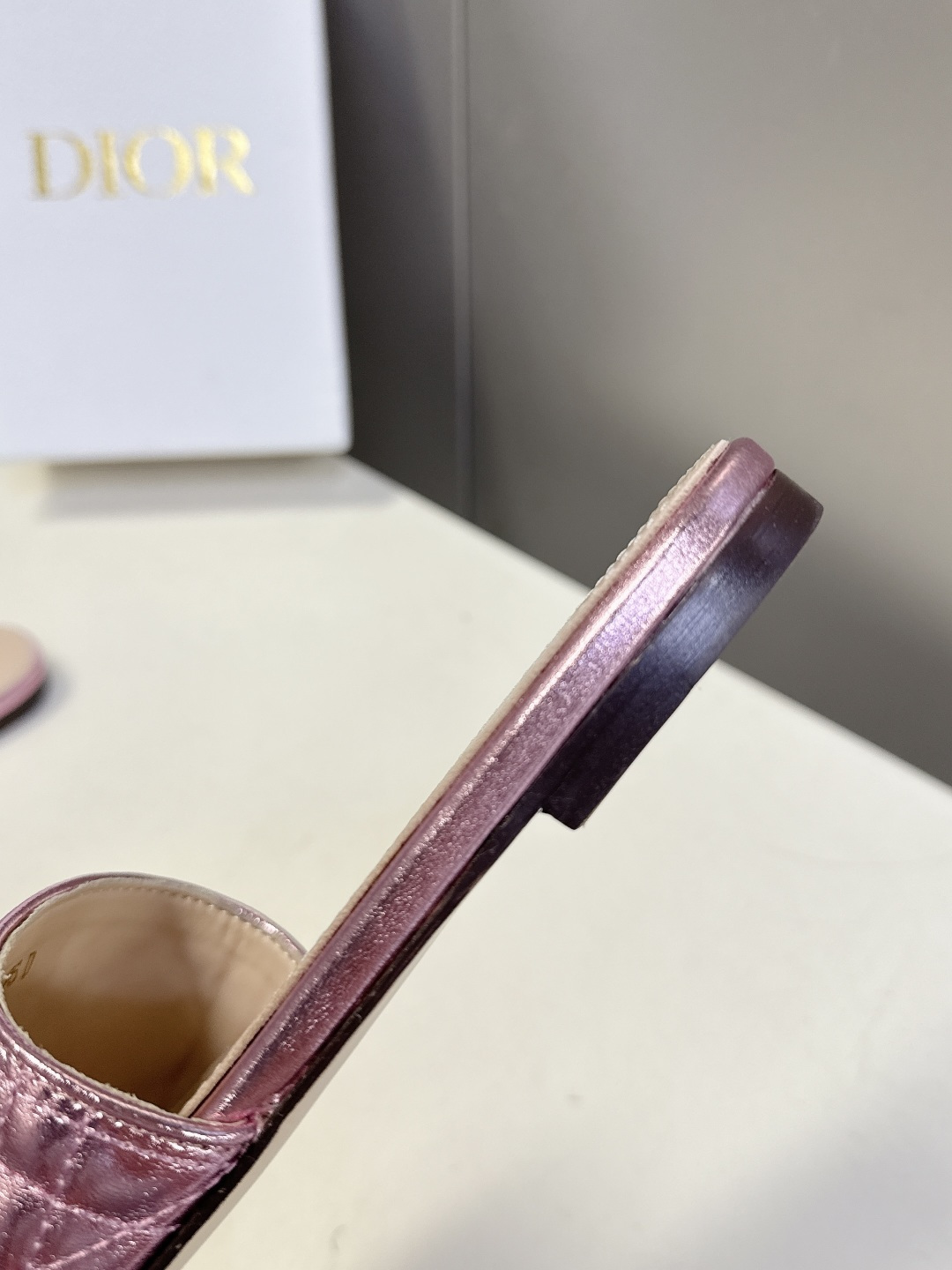 Dior迪奥春夏最新款绗缝蝴蝶结平底凉拖超多明星网红种草 鞋面上的菱格绗缝是Dior的经典元素，灵感来自