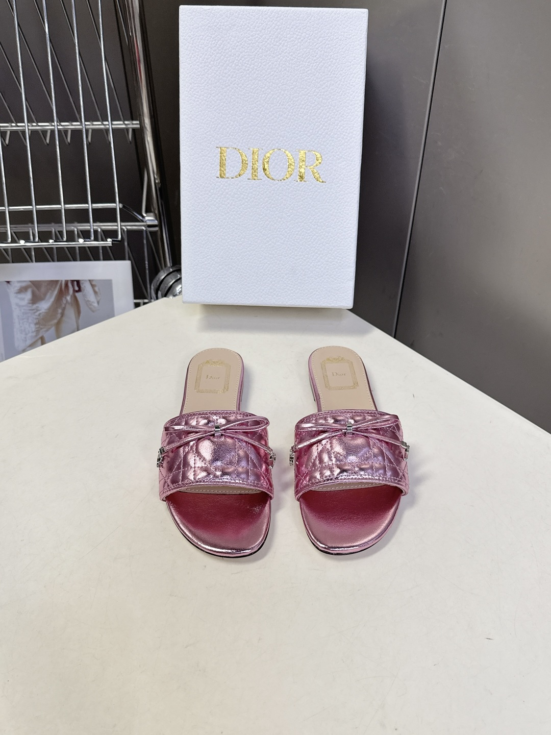 Dior迪奥春夏最新款绗缝蝴蝶结平底凉拖超多明星网红种草 鞋面上的菱格绗缝是Dior的经典元素，灵感来自