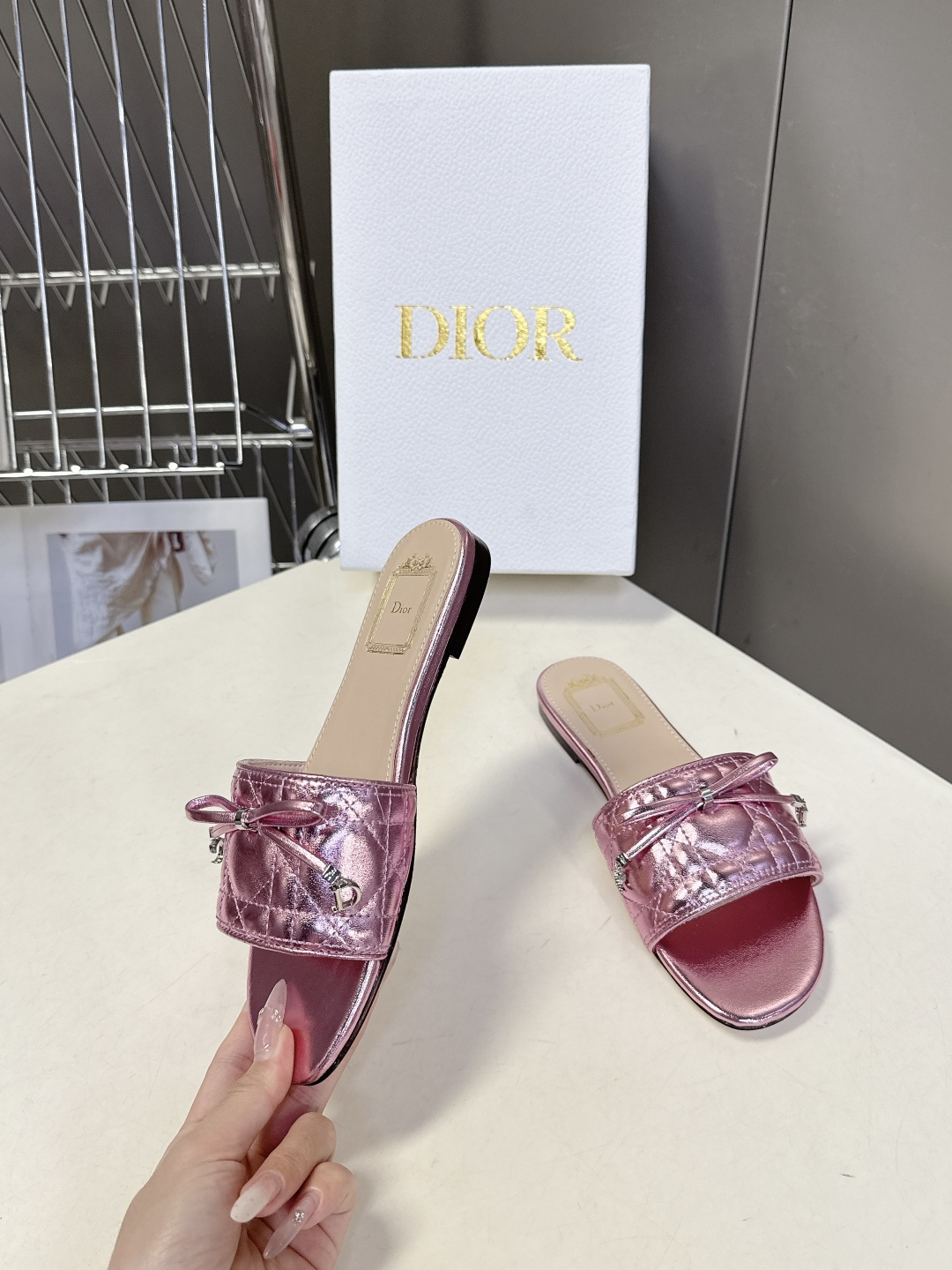 Dior迪奥春夏最新款绗缝蝴蝶结平底凉拖超多明星网红种草 鞋面上的菱格绗缝是Dior的经典元素，灵感来自