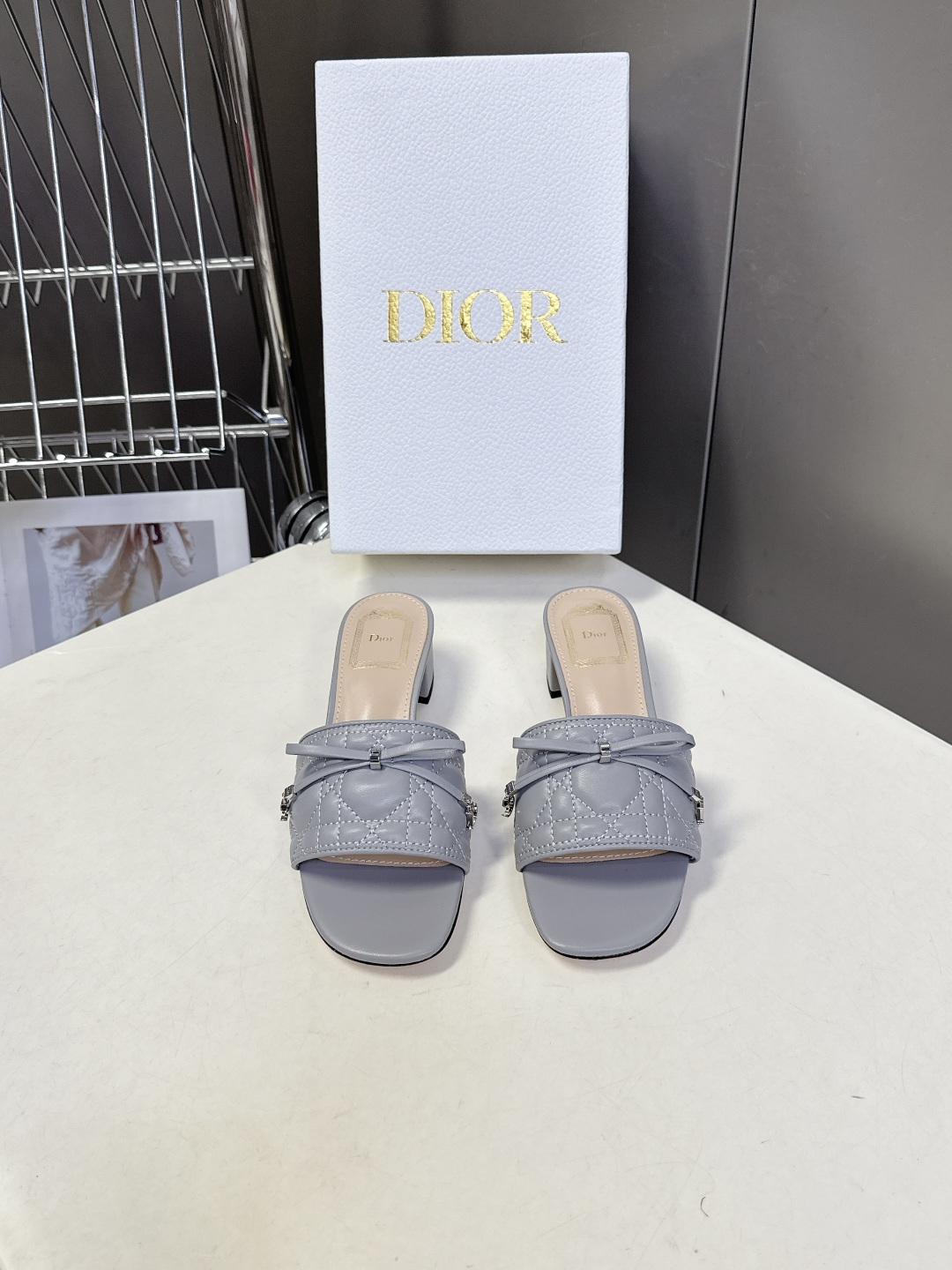 Dior迪奥春夏最新款绗缝蝴蝶结粗跟凉拖超多明星网红种草 鞋面上的菱格绗缝是Dior的经典元素，灵感来自