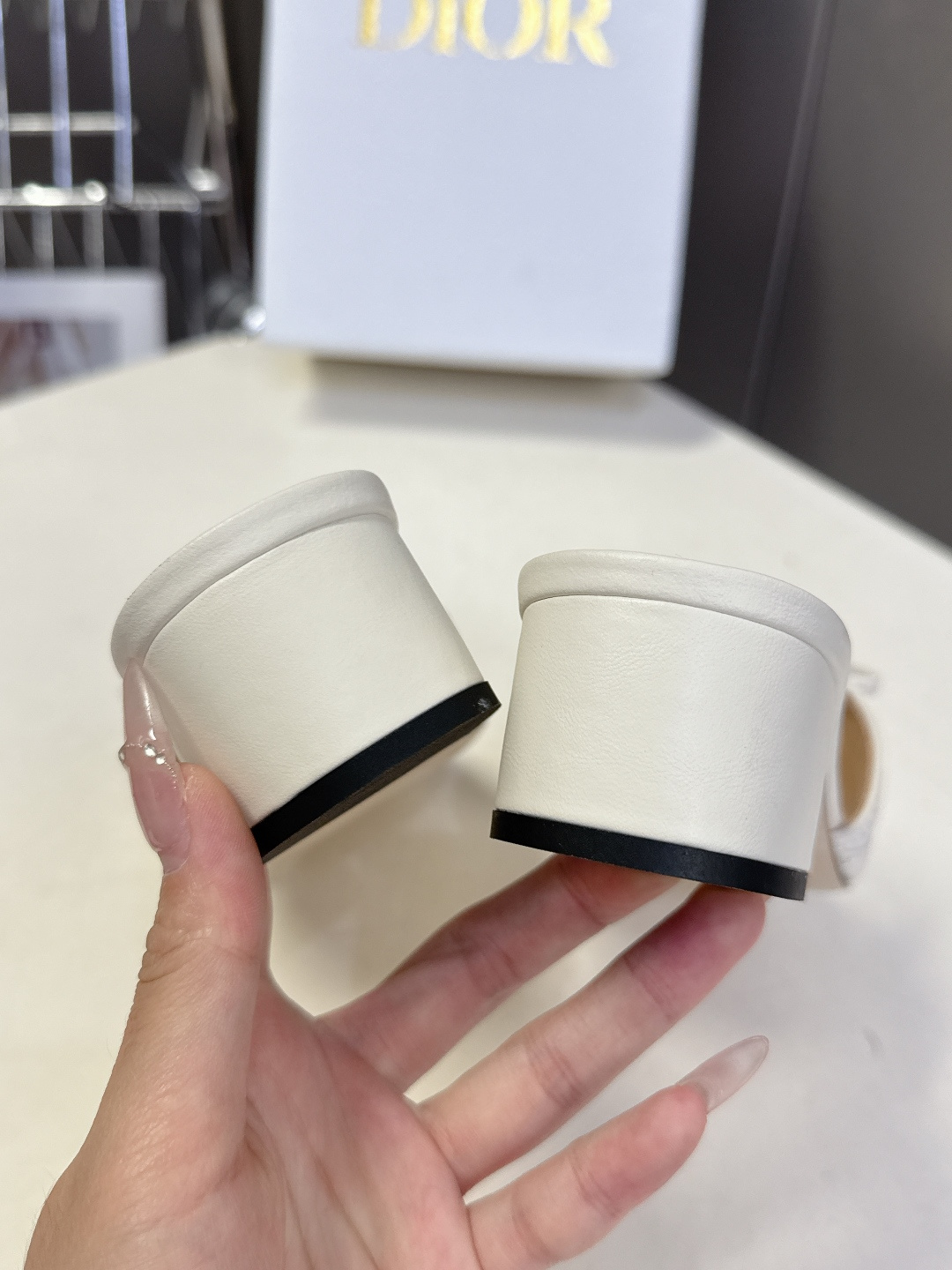 Dior迪奥春夏最新款绗缝蝴蝶结粗跟凉拖超多明星网红种草 鞋面上的菱格绗缝是Dior的经典元素，灵感来自