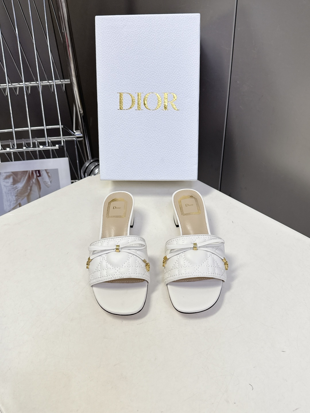 Dior迪奥春夏最新款绗缝蝴蝶结粗跟凉拖超多明星网红种草 鞋面上的菱格绗缝是Dior的经典元素，灵感来自