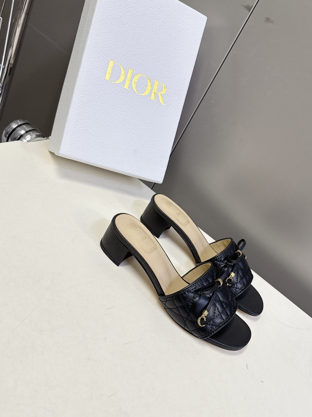 Dior迪奥春夏最新款绗缝蝴蝶结粗跟凉拖超多明星网红种草 鞋面上的菱格绗缝是Dior的经典元素，灵感来自