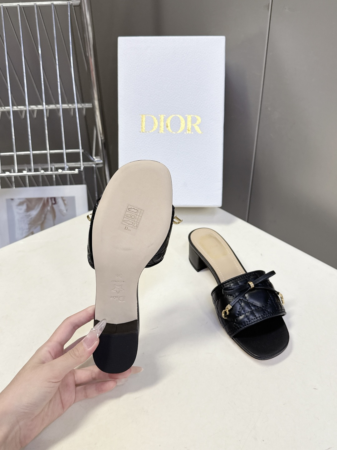Dior迪奥春夏最新款绗缝蝴蝶结粗跟凉拖超多明星网红种草 鞋面上的菱格绗缝是Dior的经典元素，灵感来自