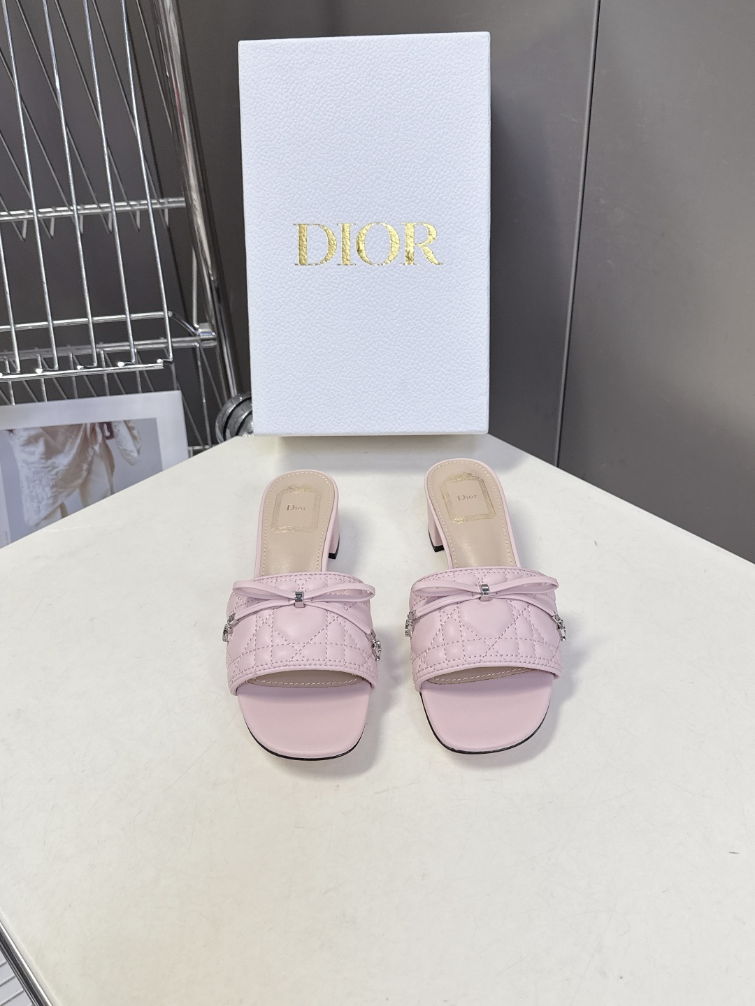 Dior迪奥春夏最新款绗缝蝴蝶结粗跟凉拖超多明星网红种草 鞋面上的菱格绗缝是Dior的经典元素，灵感来自