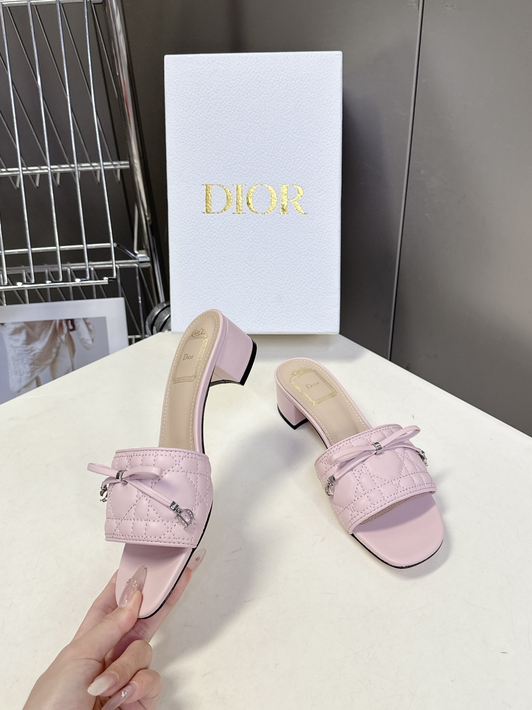Dior迪奥春夏最新款绗缝蝴蝶结粗跟凉拖超多明星网红种草 鞋面上的菱格绗缝是Dior的经典元素，灵感来自
