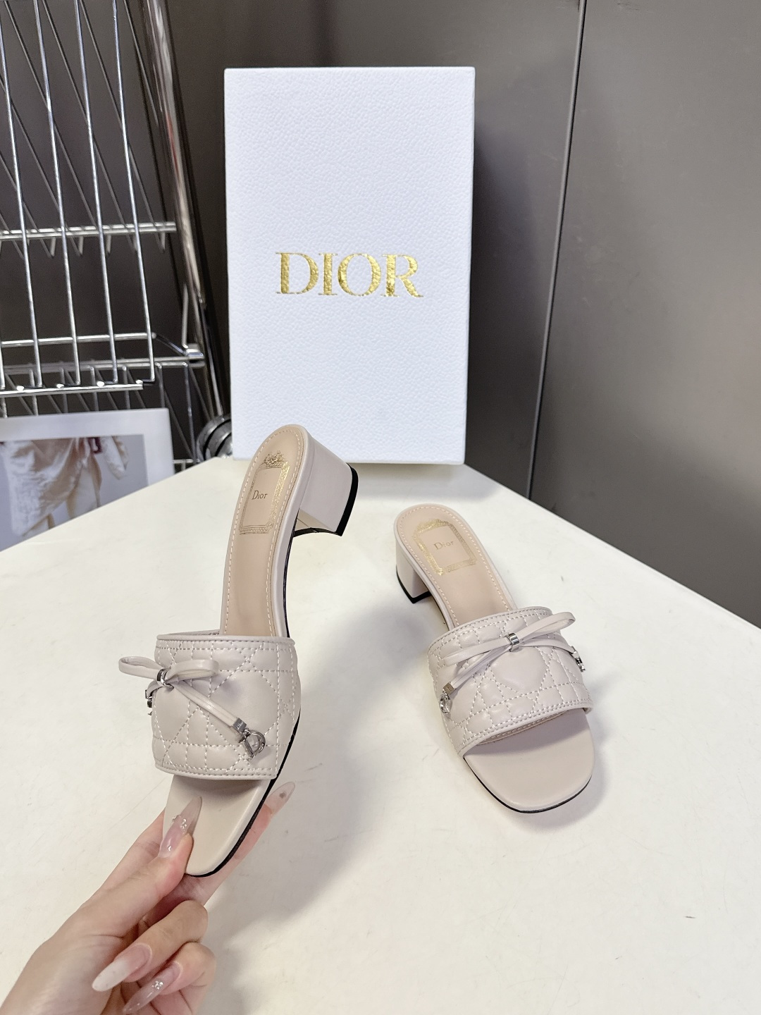 Dior迪奥春夏最新款绗缝蝴蝶结粗跟凉拖超多明星网红种草 鞋面上的菱格绗缝是Dior的经典元素，灵感来自