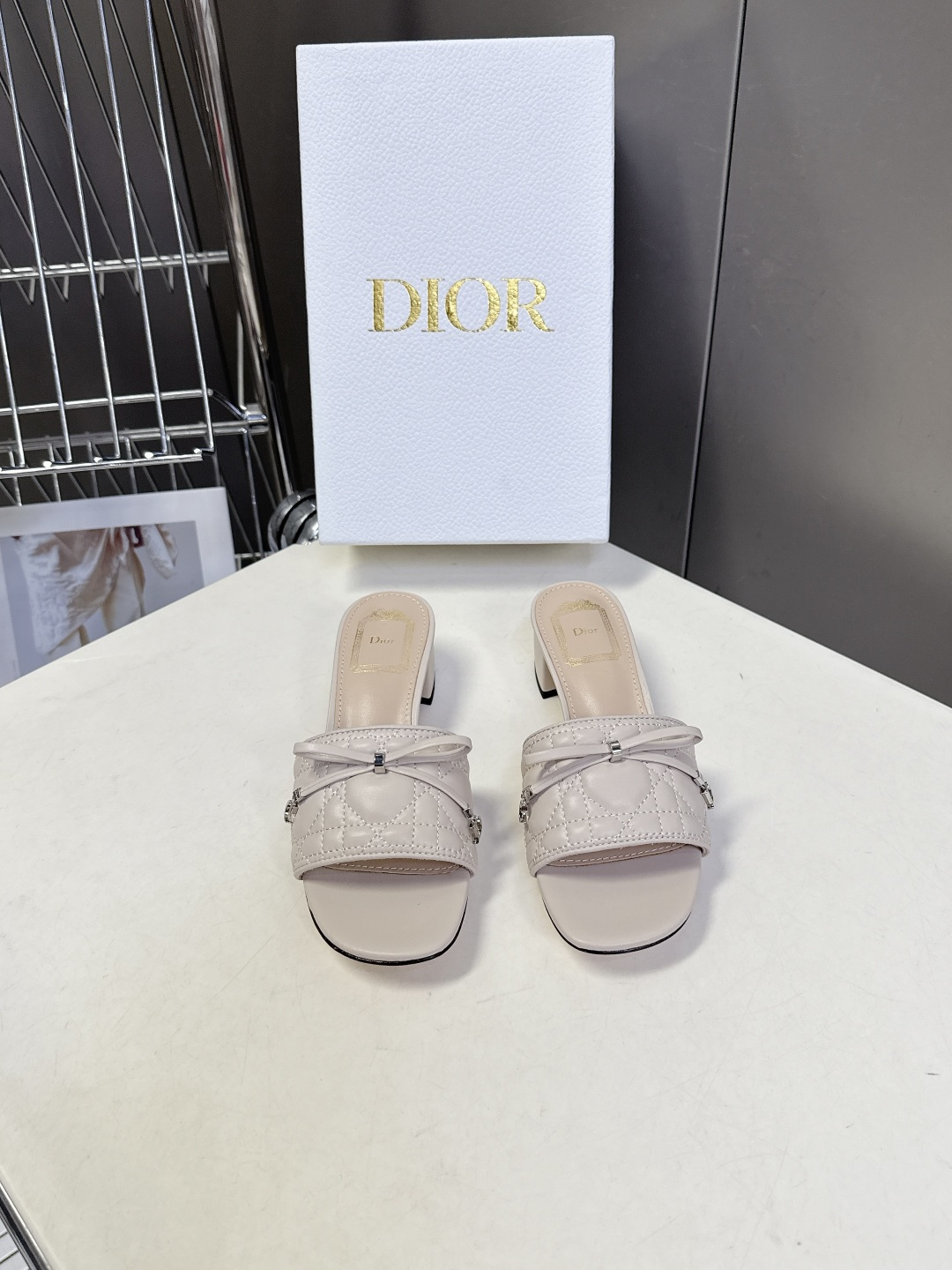 Dior迪奥春夏最新款绗缝蝴蝶结粗跟凉拖超多明星网红种草 鞋面上的菱格绗缝是Dior的经典元素，灵感来自