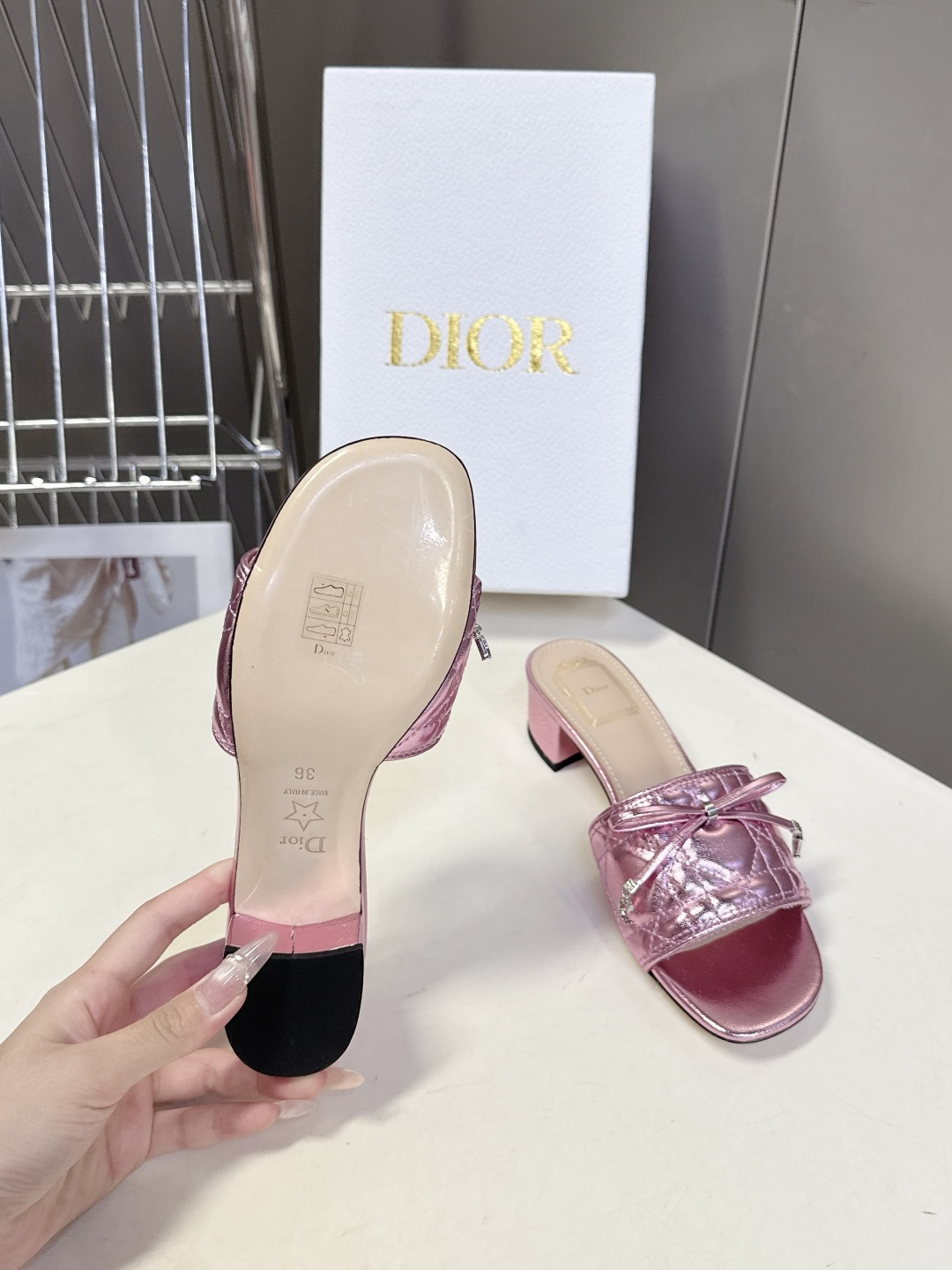 Dior迪奥春夏最新款绗缝蝴蝶结粗跟凉拖超多明星网红种草 鞋面上的菱格绗缝是Dior的经典元素，灵感来自