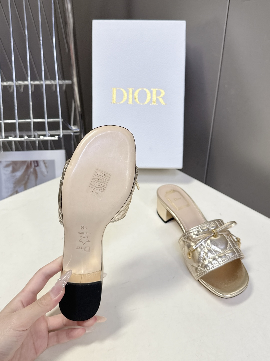 Dior迪奥春夏最新款绗缝蝴蝶结粗跟凉拖超多明星网红种草 鞋面上的菱格绗缝是Dior的经典元素，灵感来自