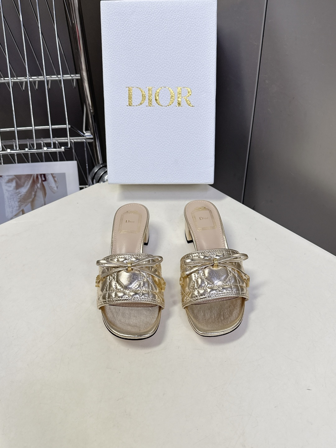 Dior迪奥春夏最新款绗缝蝴蝶结粗跟凉拖超多明星网红种草 鞋面上的菱格绗缝是Dior的经典元素，灵感来自