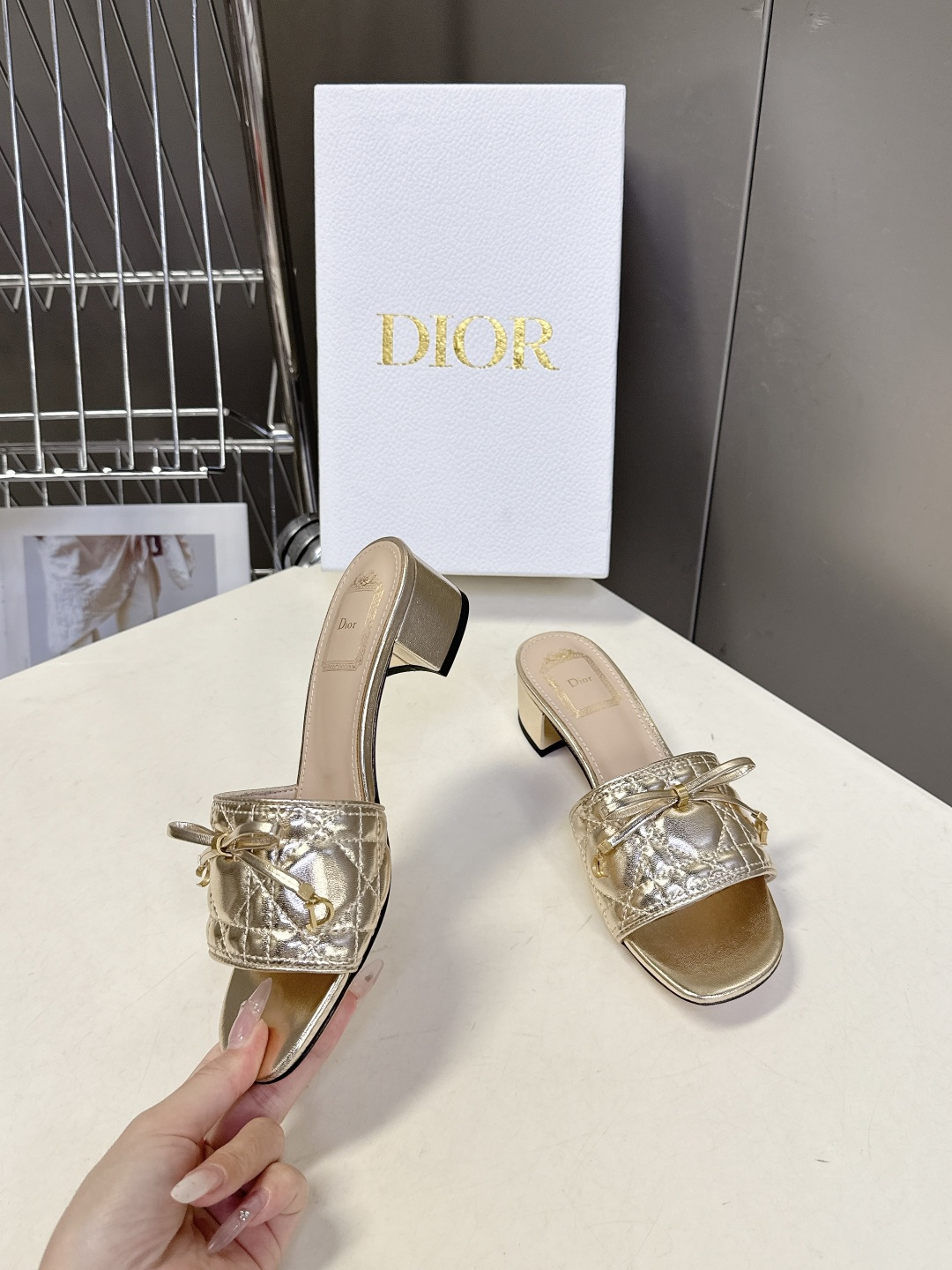 Dior迪奥春夏最新款绗缝蝴蝶结粗跟凉拖超多明星网红种草 鞋面上的菱格绗缝是Dior的经典元素，灵感来自