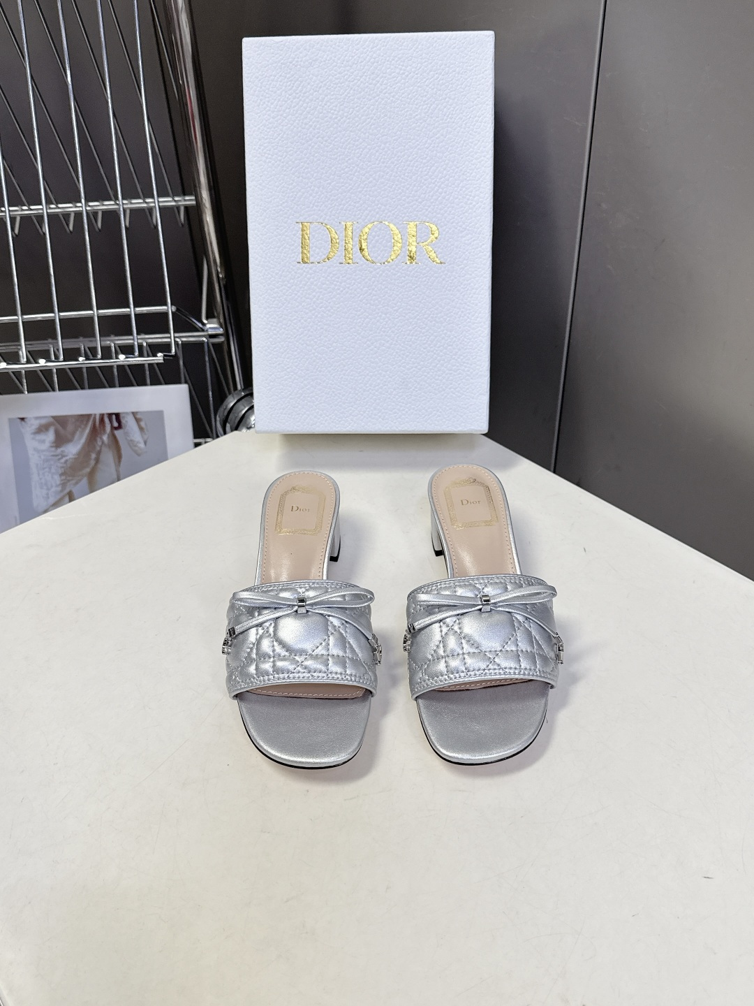 Dior迪奥春夏最新款绗缝蝴蝶结粗跟凉拖超多明星网红种草 鞋面上的菱格绗缝是Dior的经典元素，灵感来自