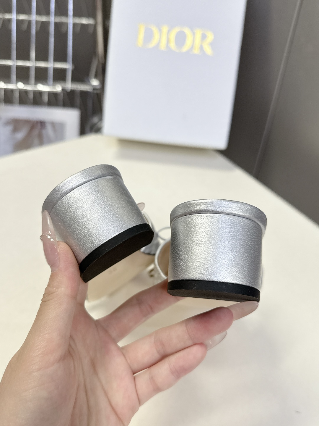 Dior迪奥春夏最新款绗缝蝴蝶结粗跟凉拖超多明星网红种草 鞋面上的菱格绗缝是Dior的经典元素，灵感来自
