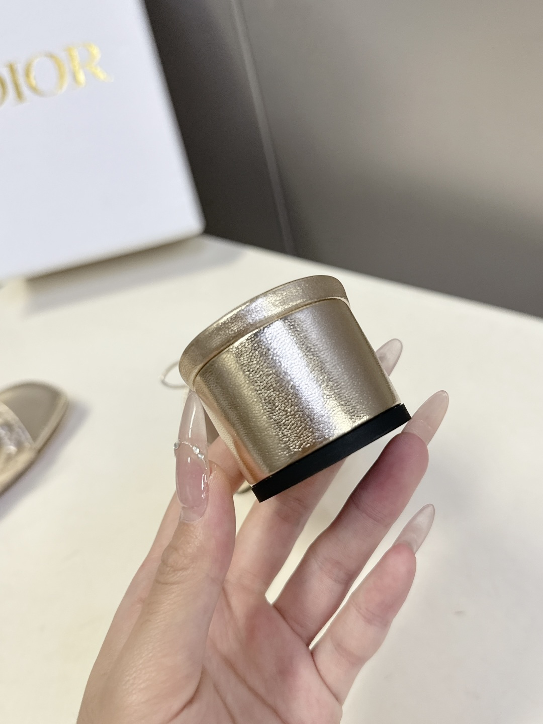 Dior迪奥春夏最新款绗缝蝴蝶结粗跟凉拖超多明星网红种草 鞋面上的菱格绗缝是Dior的经典元素，灵感来自