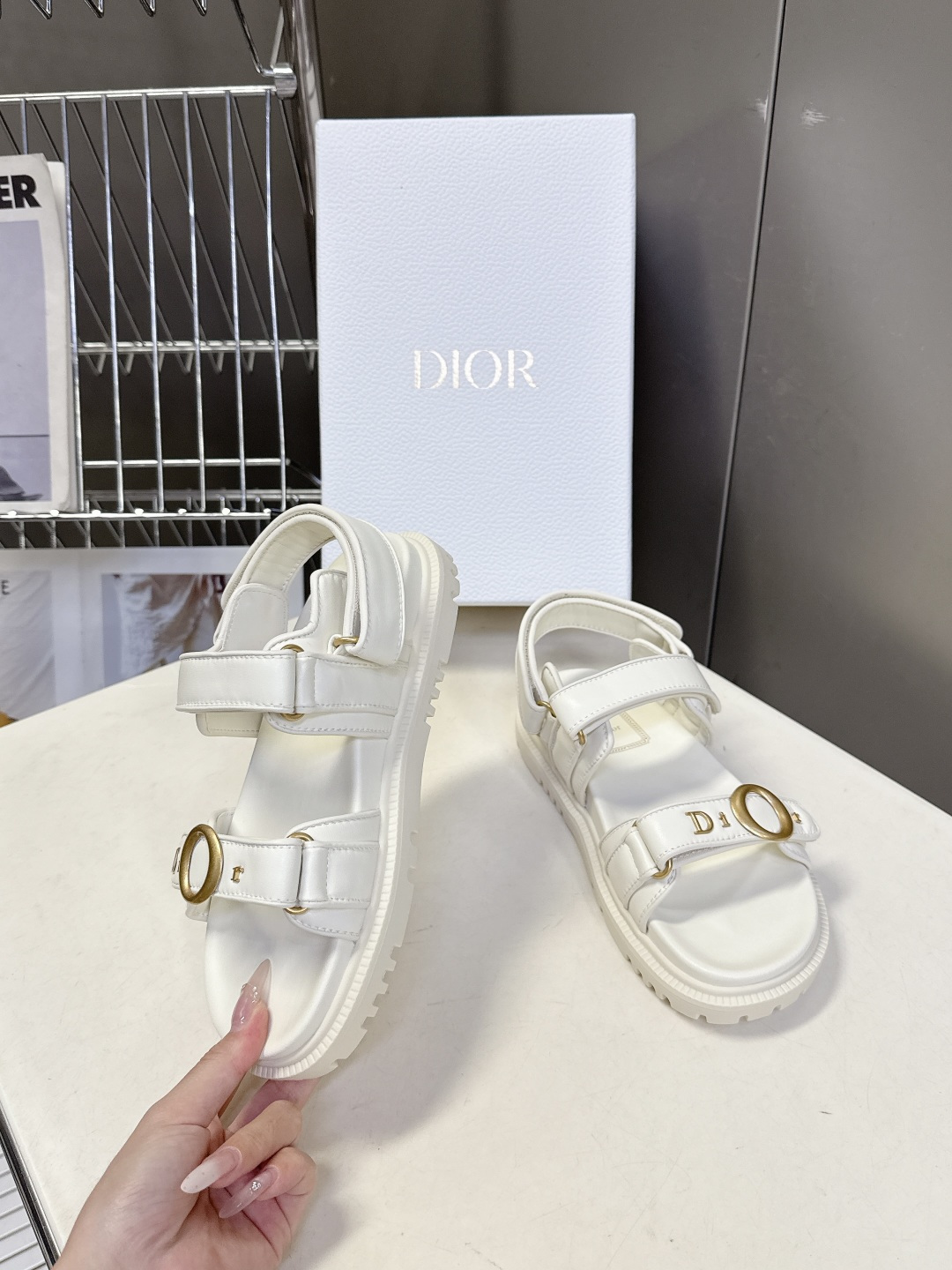 迪奥DIOR春夏最新款魔术贴运动凉鞋超多明星网红种草 搭配品牌经典的Oblique老花 藤格纹元素 辨识