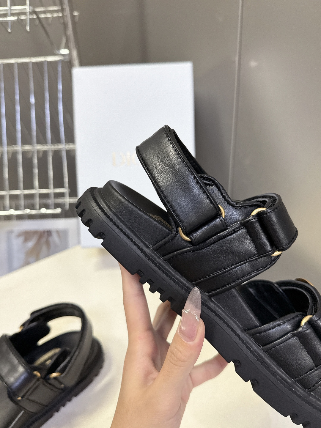 迪奥DIOR春夏最新款魔术贴运动凉鞋超多明星网红种草 搭配品牌经典的Oblique老花 藤格纹元素 辨识
