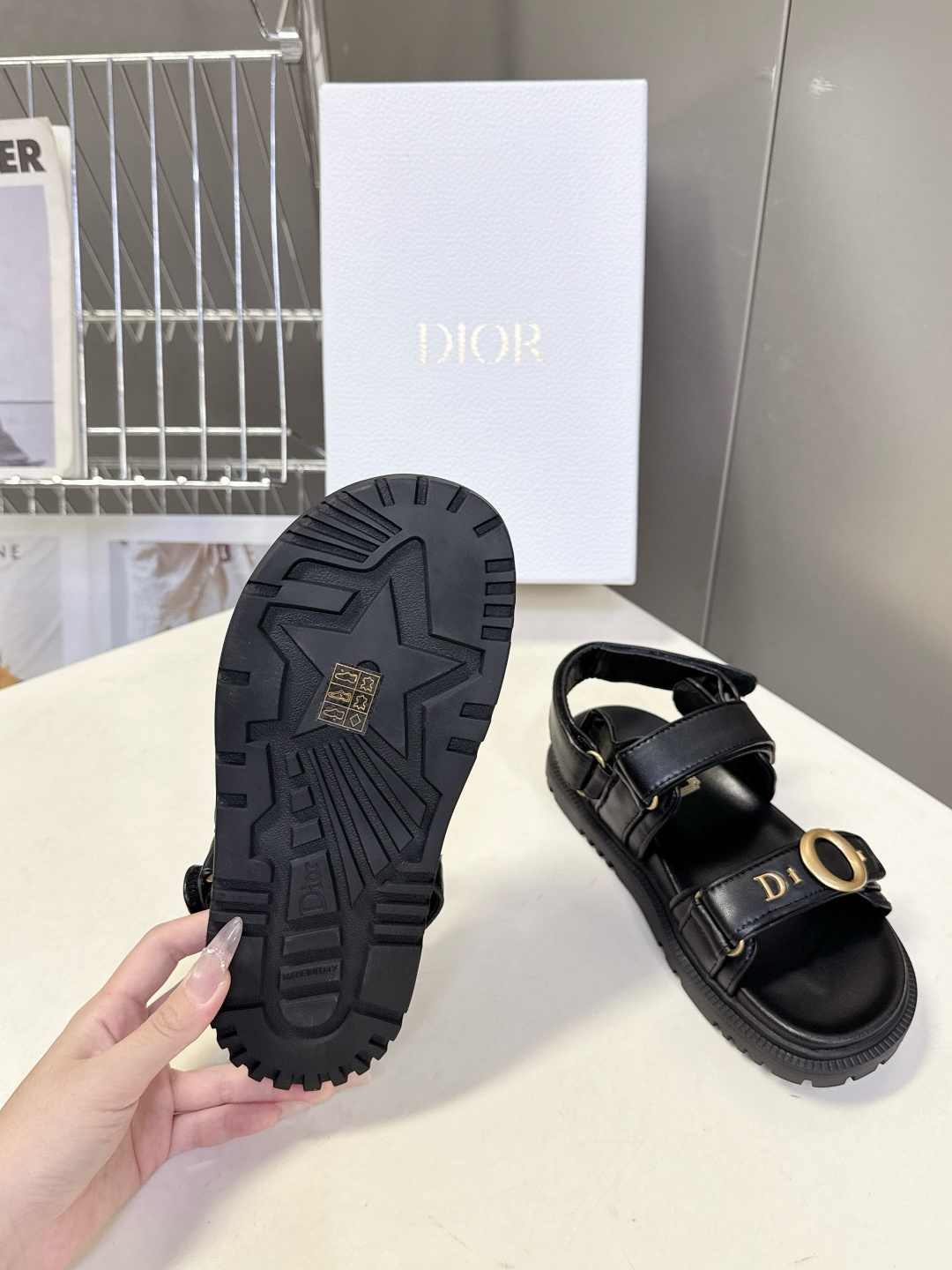 迪奥DIOR春夏最新款魔术贴运动凉鞋超多明星网红种草 搭配品牌经典的Oblique老花 藤格纹元素 辨识