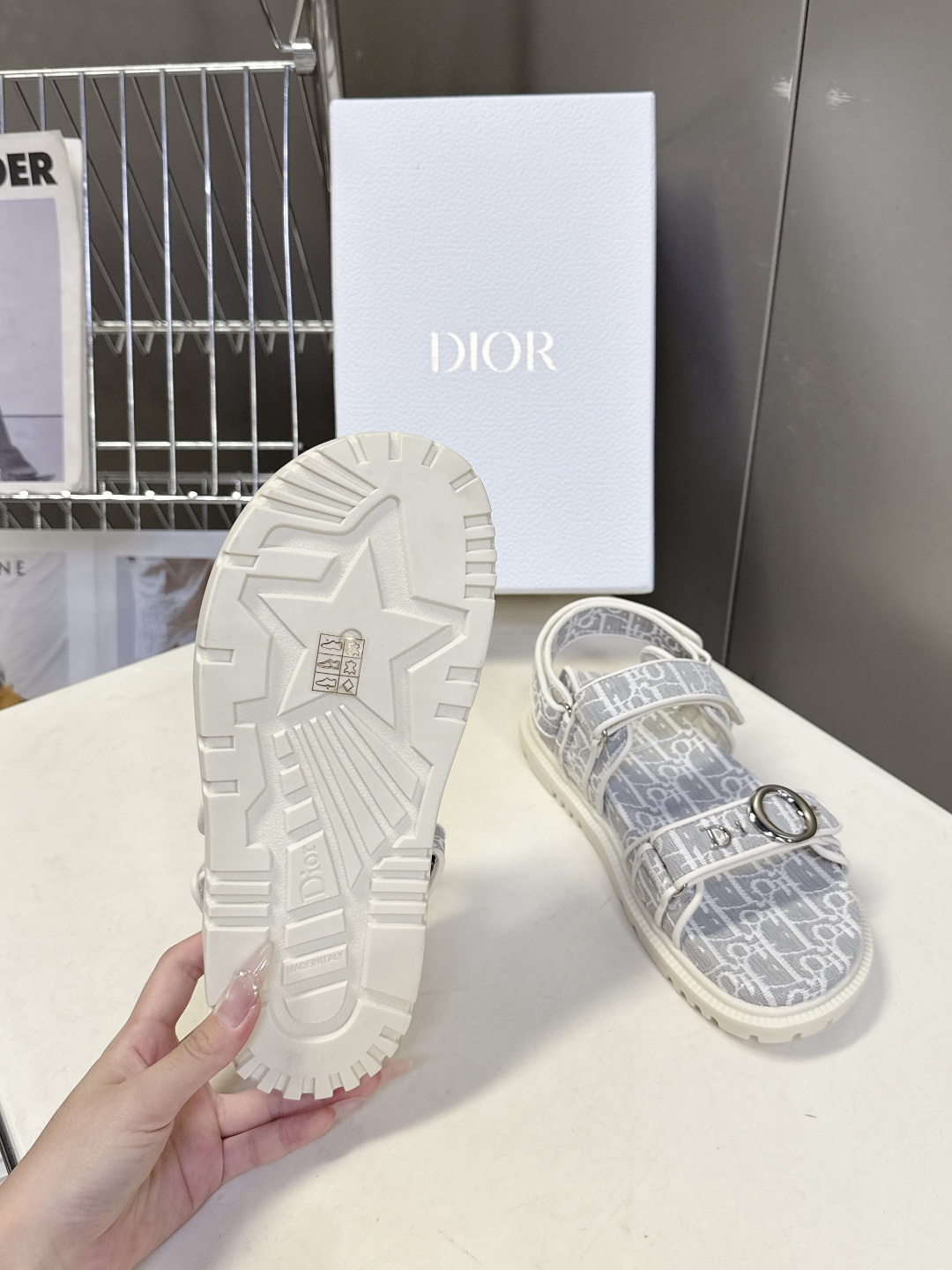 迪奥DIOR春夏最新款魔术贴运动凉鞋超多明星网红种草 搭配品牌经典的Oblique老花 藤格纹元素 辨识