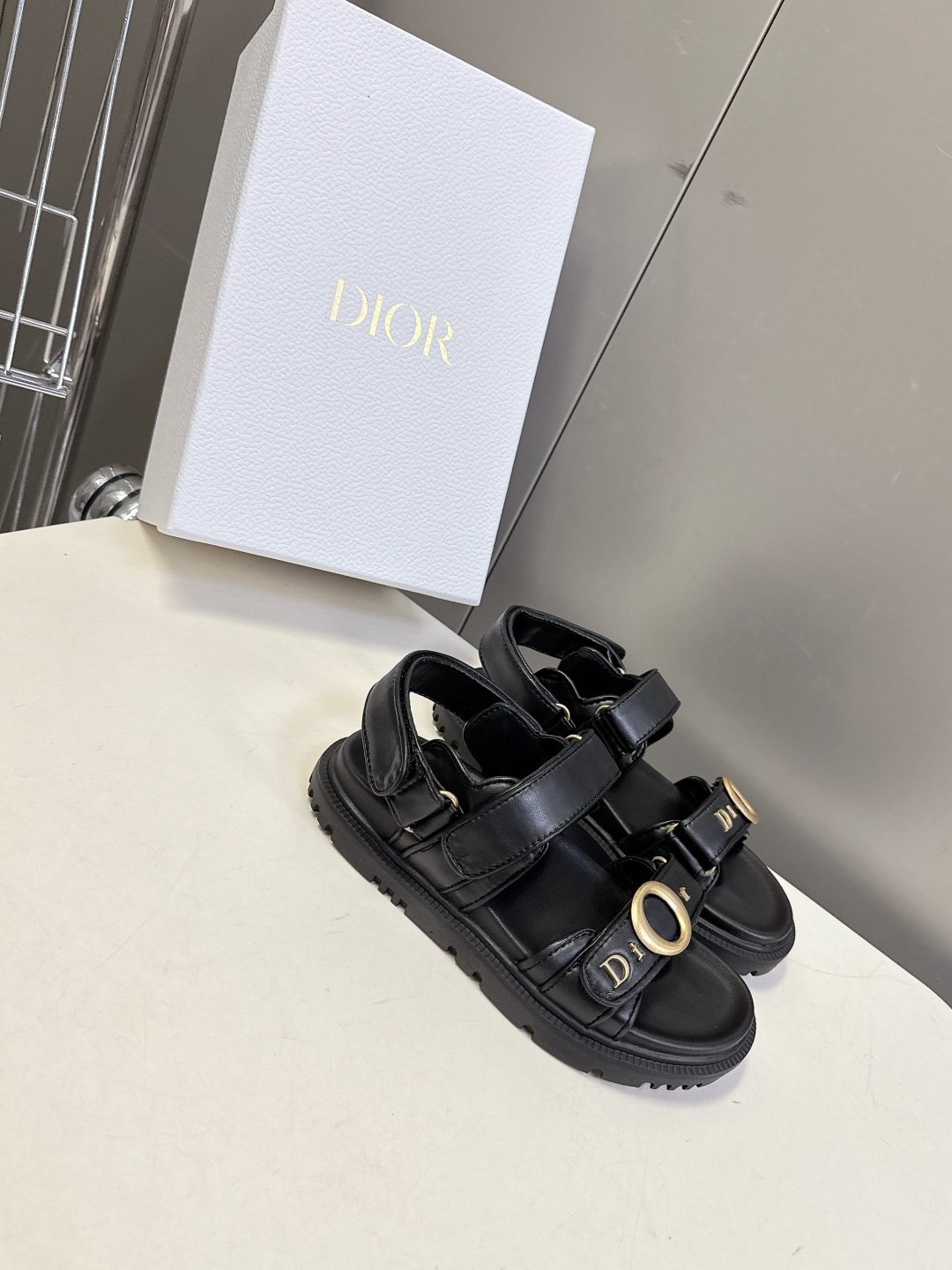 迪奥DIOR春夏最新款魔术贴运动凉鞋超多明星网红种草 搭配品牌经典的Oblique老花 藤格纹元素 辨识