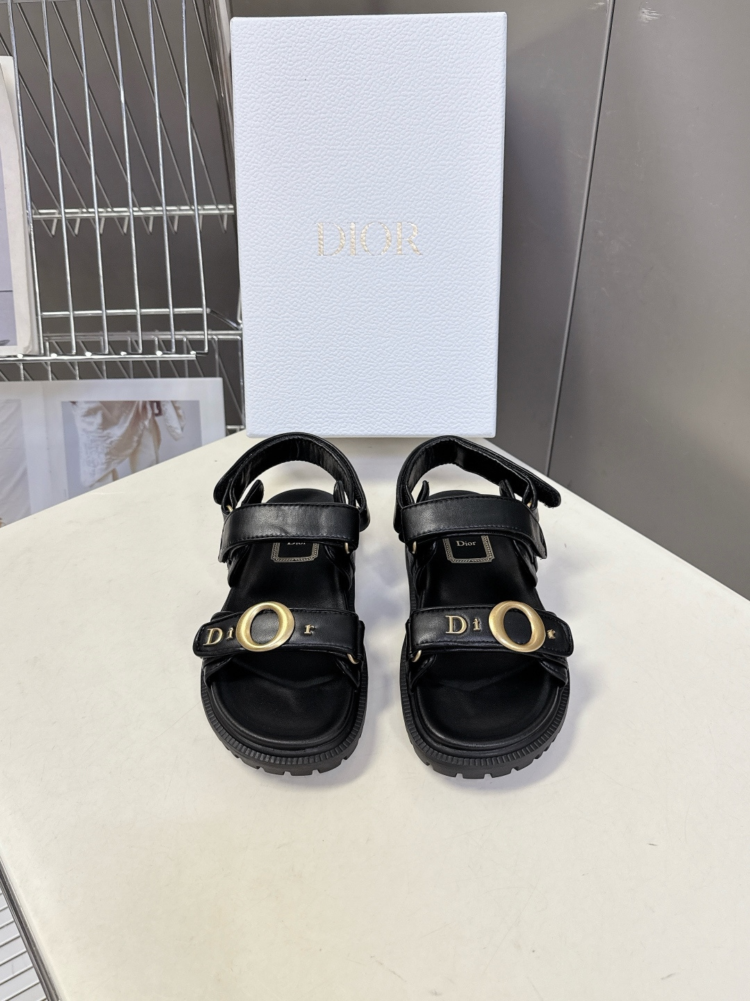 迪奥DIOR春夏最新款魔术贴运动凉鞋超多明星网红种草 搭配品牌经典的Oblique老花 藤格纹元素 辨识
