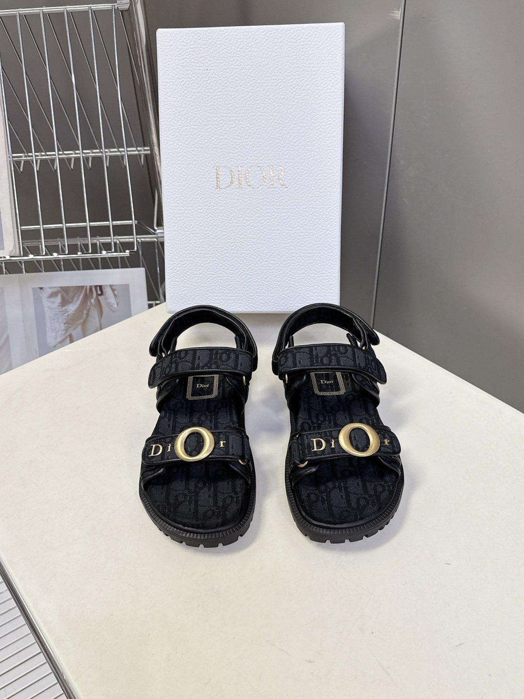 迪奥DIOR春夏最新款魔术贴运动凉鞋超多明星网红种草 搭配品牌经典的Oblique老花 藤格纹元素 辨识