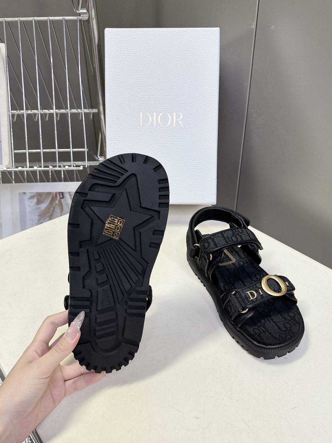 迪奥DIOR春夏最新款魔术贴运动凉鞋超多明星网红种草 搭配品牌经典的Oblique老花 藤格纹元素 辨识