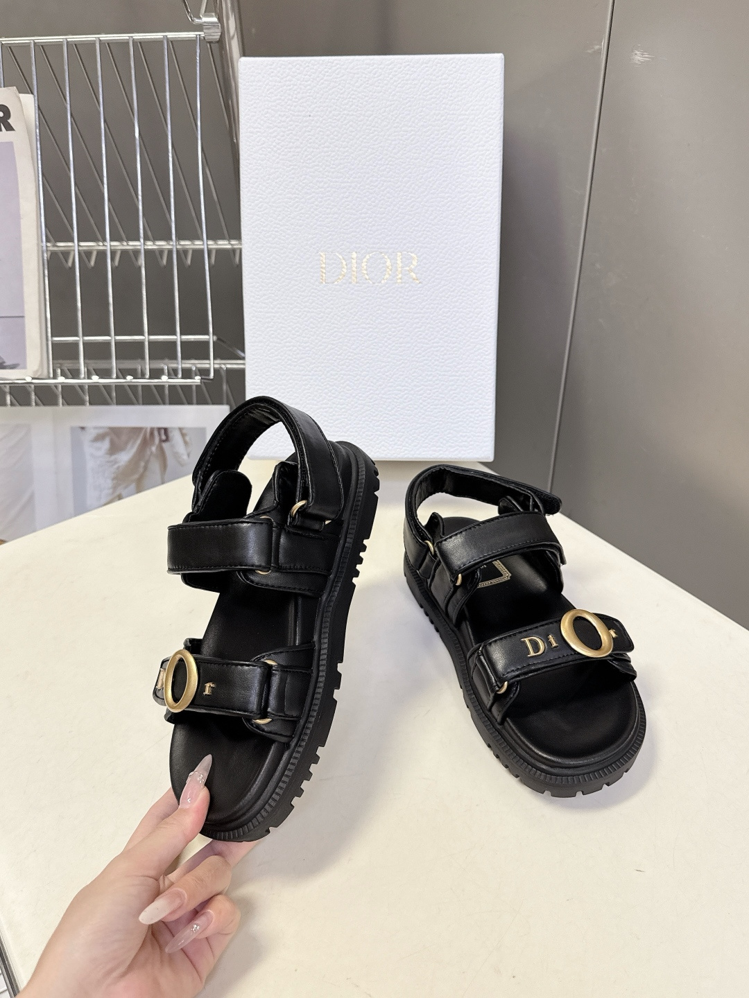 迪奥DIOR春夏最新款魔术贴运动凉鞋超多明星网红种草 搭配品牌经典的Oblique老花 藤格纹元素 辨识