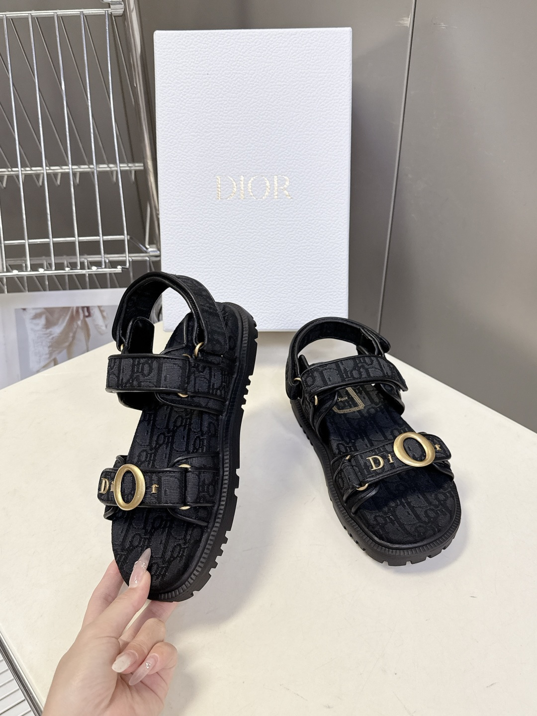 迪奥DIOR春夏最新款魔术贴运动凉鞋超多明星网红种草 搭配品牌经典的Oblique老花 藤格纹元素 辨识