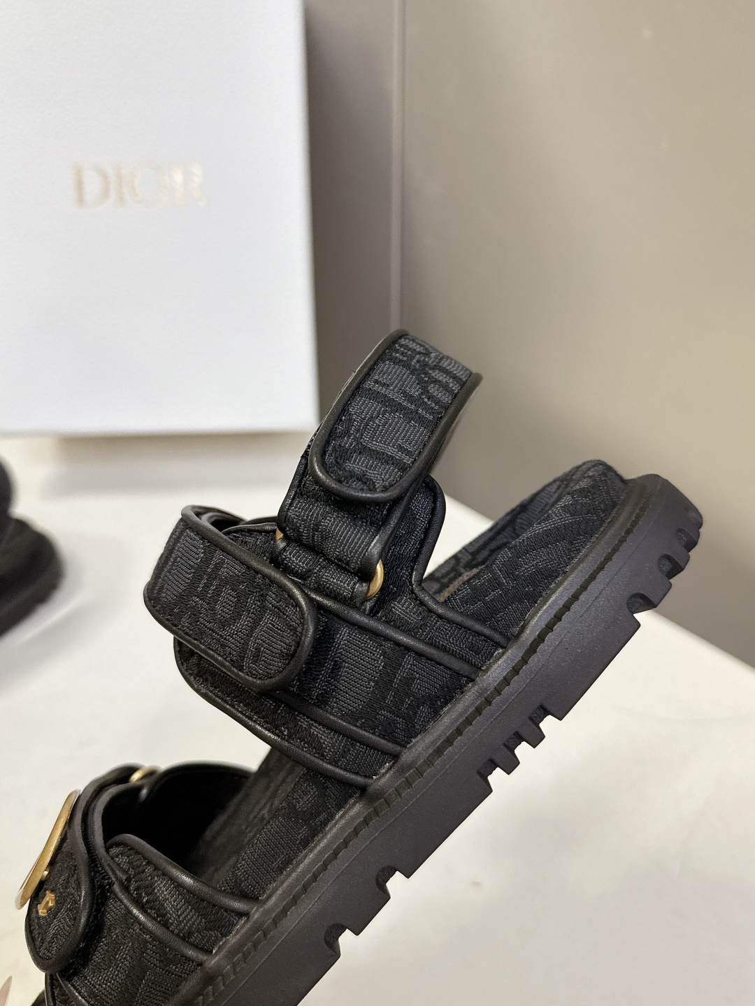 迪奥DIOR春夏最新款魔术贴运动凉鞋超多明星网红种草 搭配品牌经典的Oblique老花 藤格纹元素 辨识