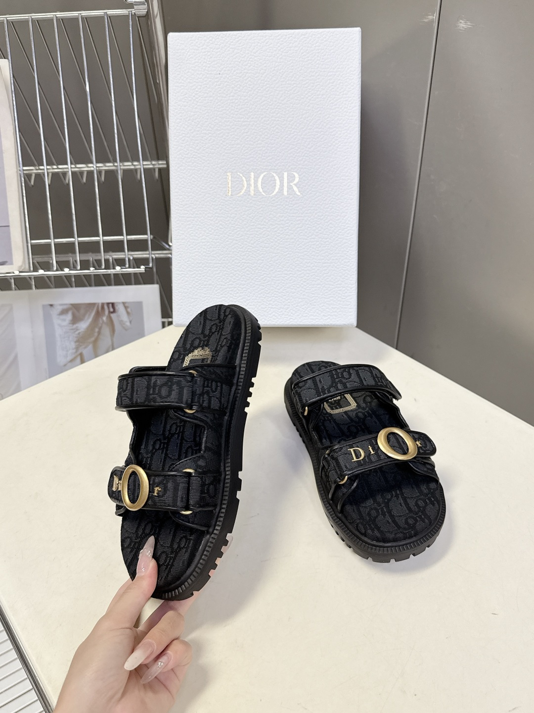 迪奥DIOR春夏最新款魔术贴一字凉拖超多明星网红种草 搭配品牌经典的Oblique老花 藤格纹元素 辨识