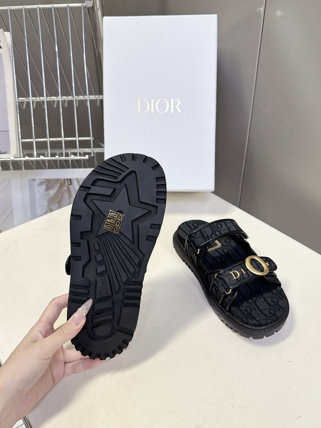 迪奥DIOR春夏最新款魔术贴一字凉拖超多明星网红种草 搭配品牌经典的Oblique老花 藤格纹元素 辨识