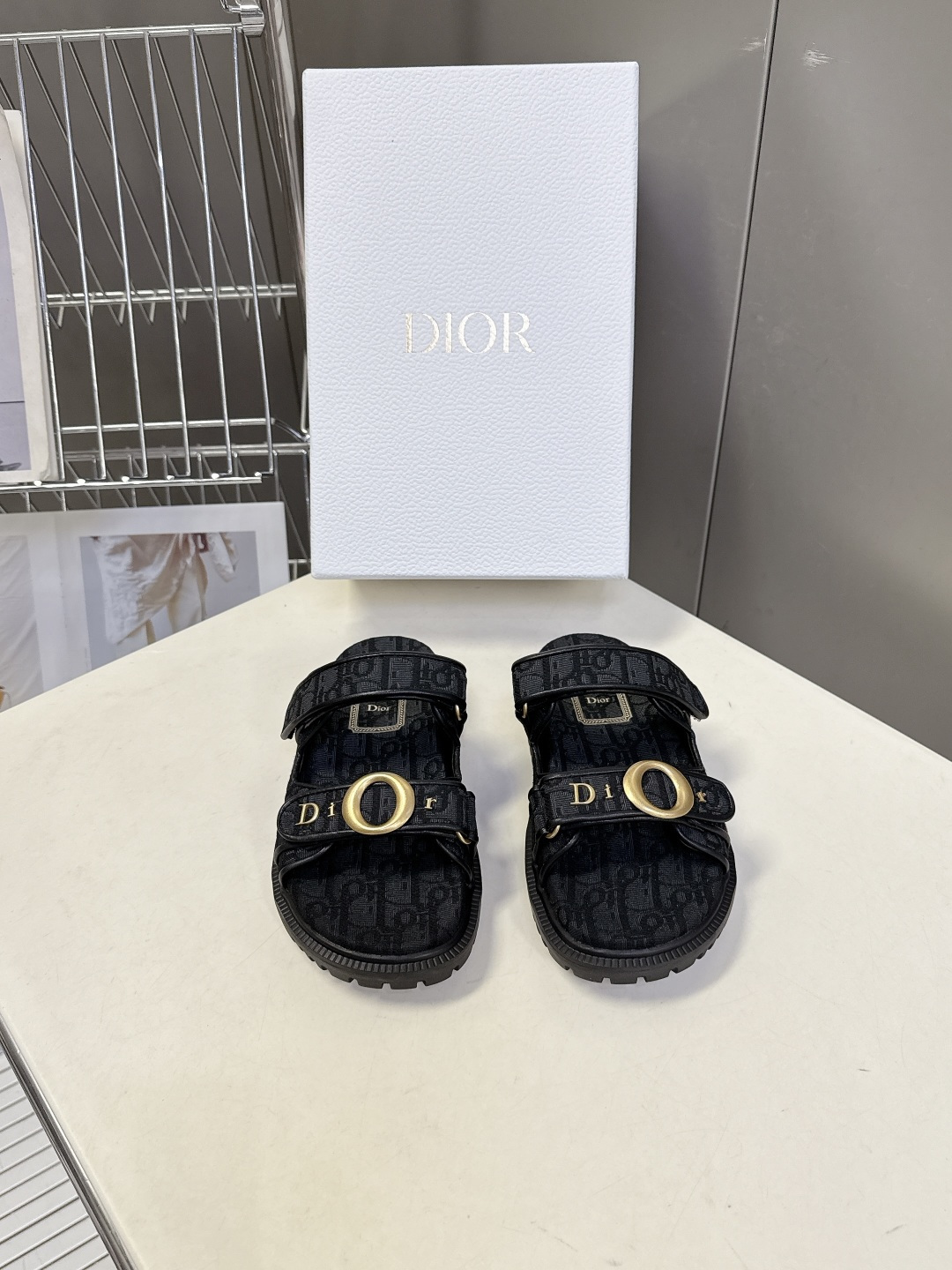 迪奥DIOR春夏最新款魔术贴一字凉拖超多明星网红种草 搭配品牌经典的Oblique老花 藤格纹元素 辨识