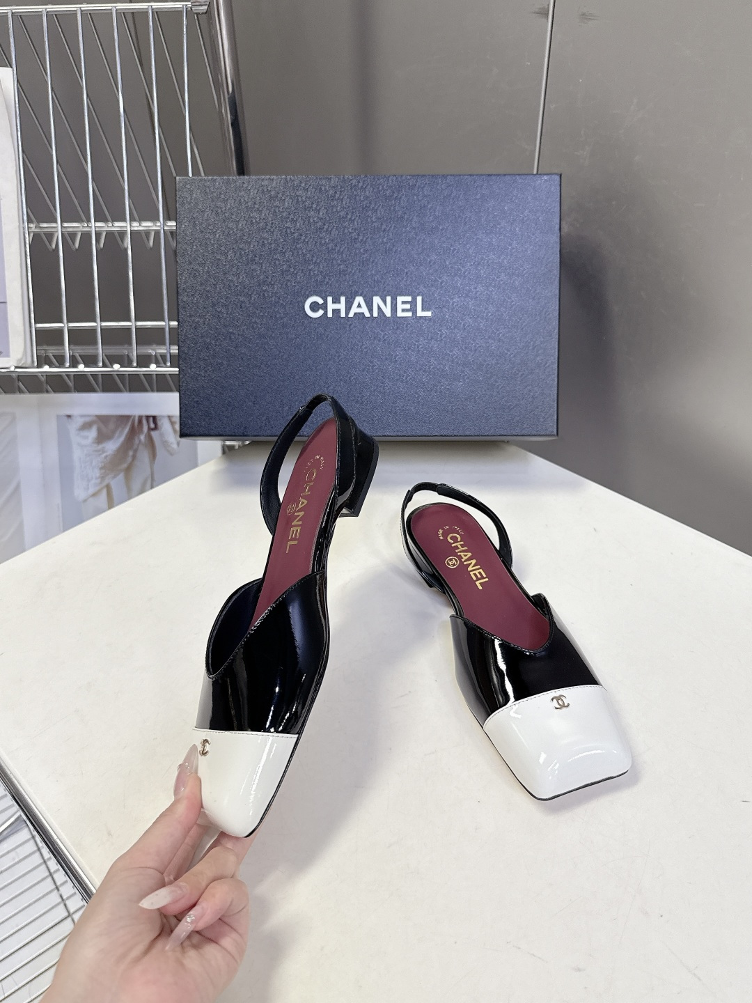 香奈儿CHANEL春夏最新款方头拼色凉鞋超多明星网红种草 鞋头采用亮面漆皮拼接 搭配哑光鞋身 再加上金属