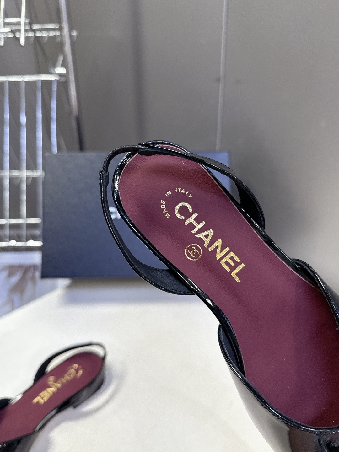 香奈儿CHANEL春夏最新款方头拼色凉鞋超多明星网红种草 鞋头采用亮面漆皮拼接 搭配哑光鞋身 再加上金属