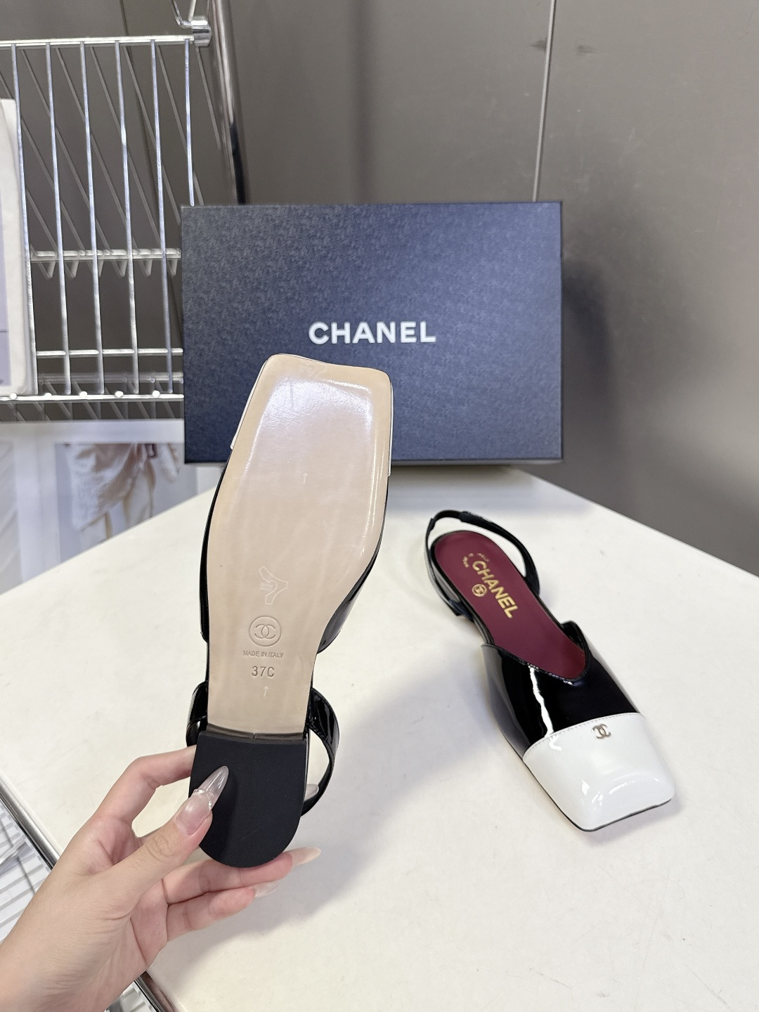 香奈儿CHANEL春夏最新款方头拼色凉鞋超多明星网红种草 鞋头采用亮面漆皮拼接 搭配哑光鞋身 再加上金属