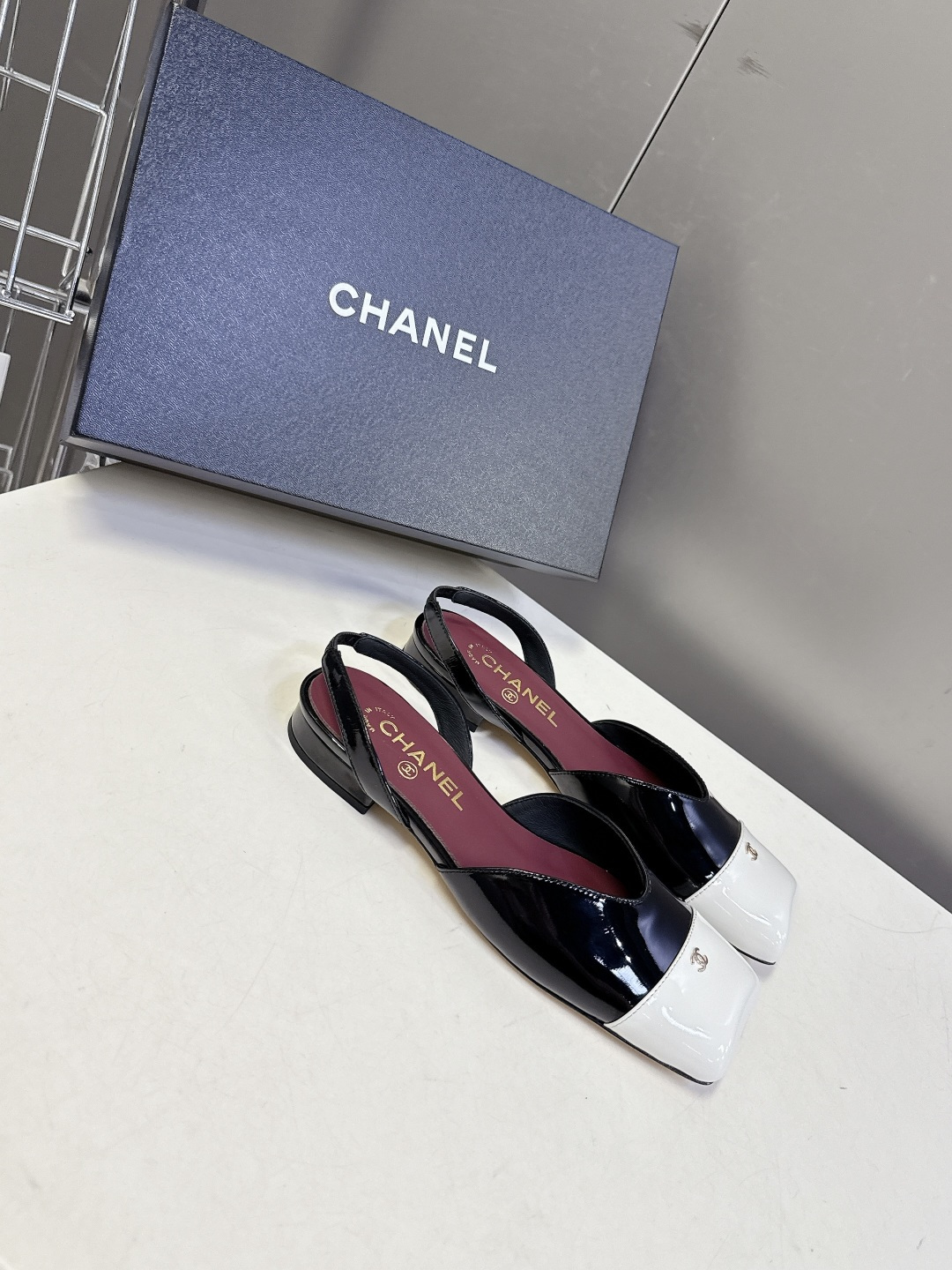 香奈儿CHANEL春夏最新款方头拼色凉鞋超多明星网红种草 鞋头采用亮面漆皮拼接 搭配哑光鞋身 再加上金属