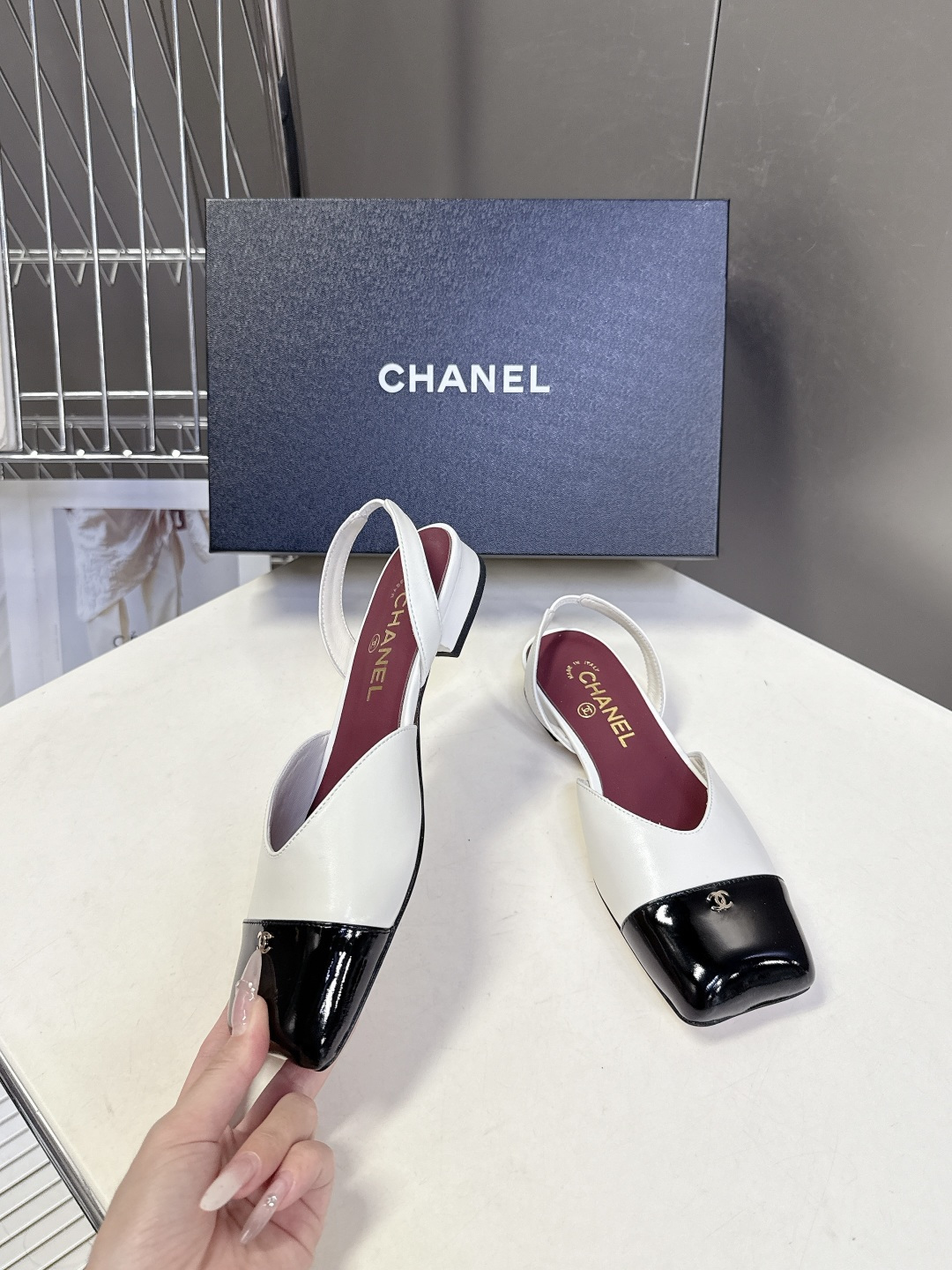 香奈儿CHANEL春夏最新款方头拼色凉鞋超多明星网红种草 鞋头采用亮面漆皮拼接 搭配哑光鞋身 再加上金属