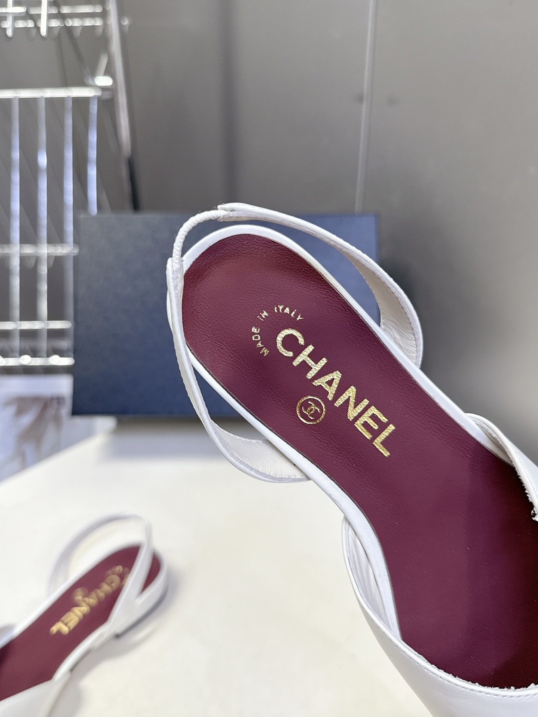 香奈儿CHANEL春夏最新款方头拼色凉鞋超多明星网红种草 鞋头采用亮面漆皮拼接 搭配哑光鞋身 再加上金属