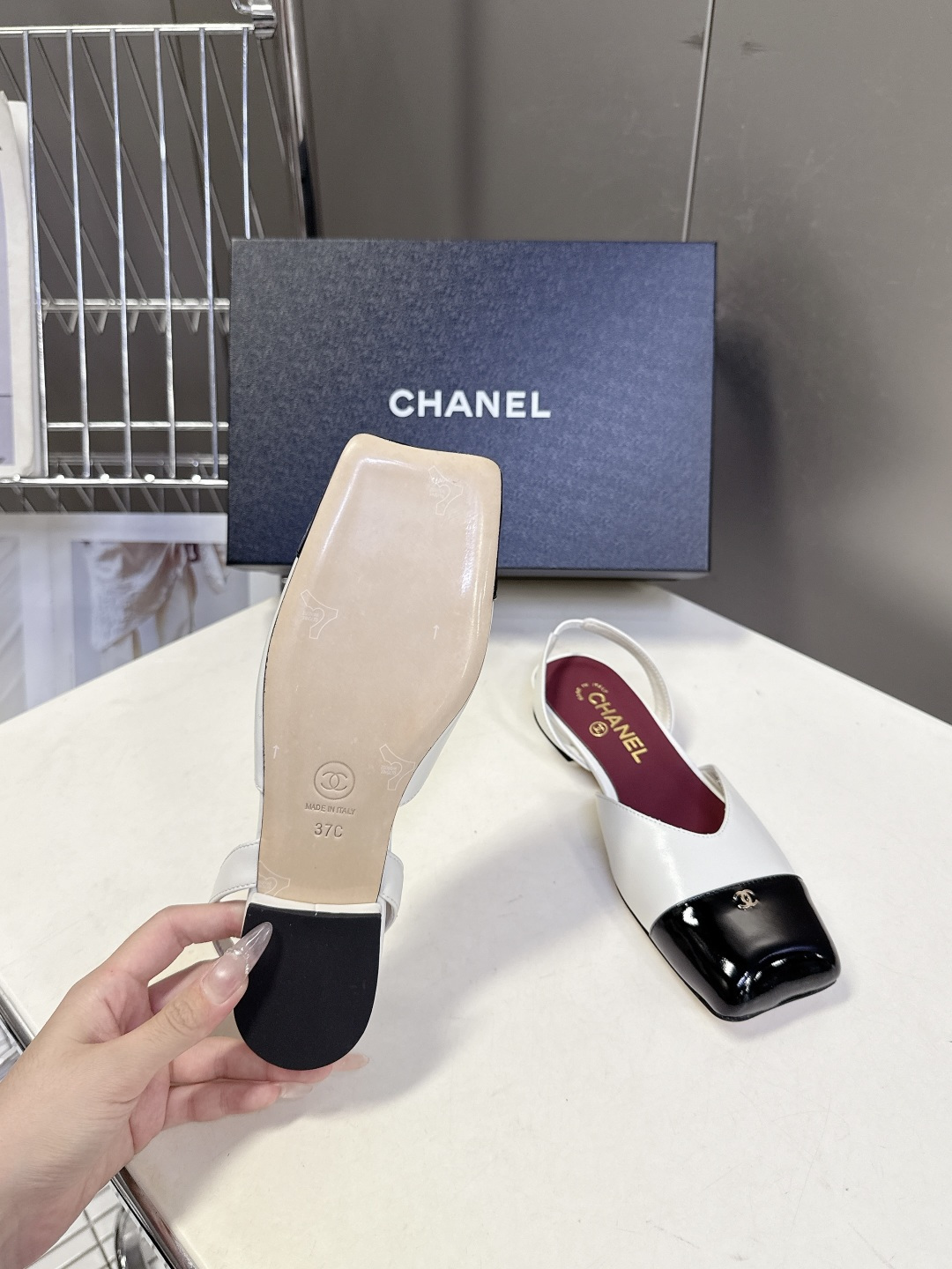香奈儿CHANEL春夏最新款方头拼色凉鞋超多明星网红种草 鞋头采用亮面漆皮拼接 搭配哑光鞋身 再加上金属