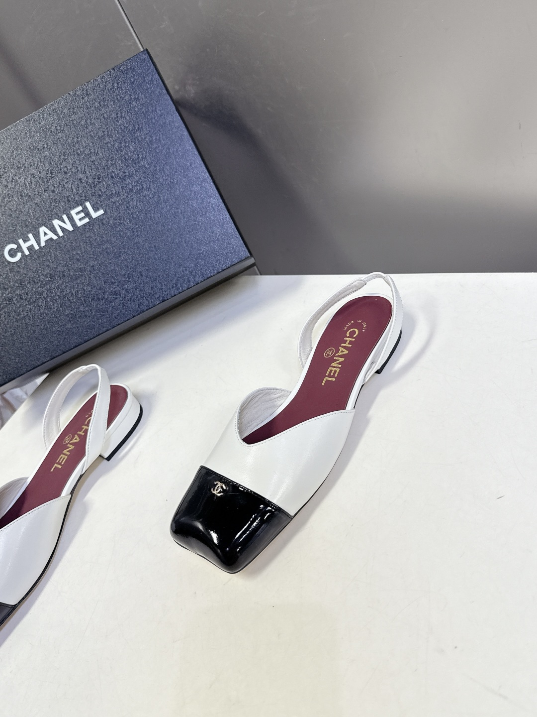 香奈儿CHANEL春夏最新款方头拼色凉鞋超多明星网红种草 鞋头采用亮面漆皮拼接 搭配哑光鞋身 再加上金属
