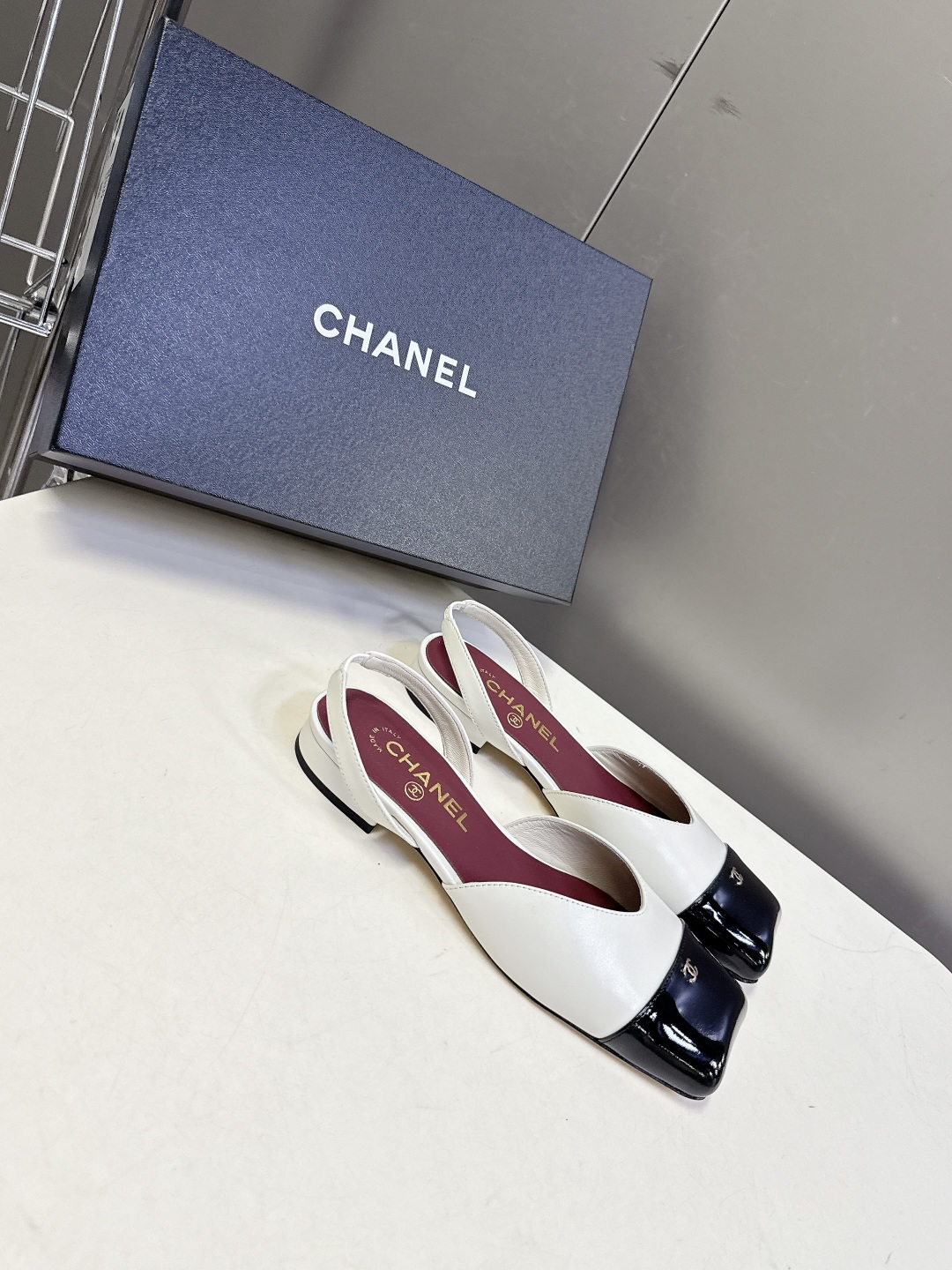 香奈儿CHANEL春夏最新款方头拼色凉鞋超多明星网红种草 鞋头采用亮面漆皮拼接 搭配哑光鞋身 再加上金属