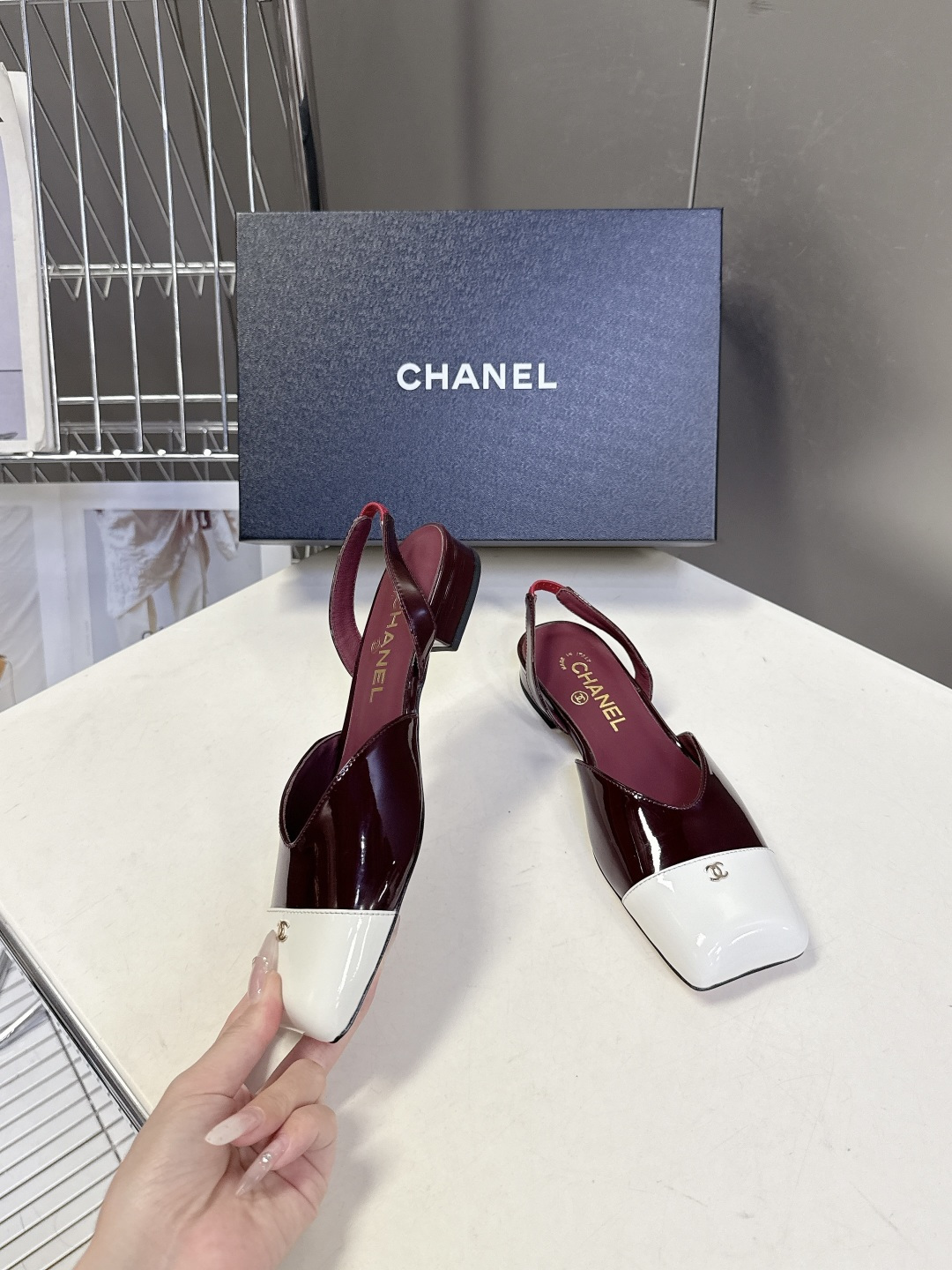 香奈儿CHANEL春夏最新款方头拼色凉鞋超多明星网红种草 鞋头采用亮面漆皮拼接 搭配哑光鞋身 再加上金属