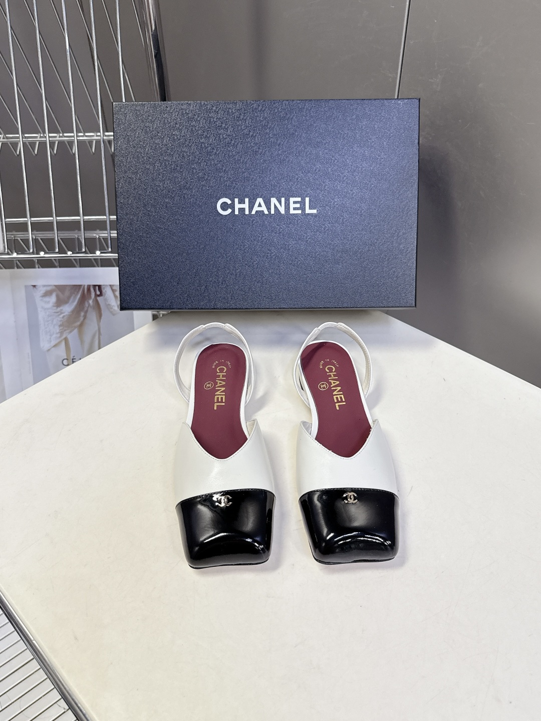 香奈儿CHANEL春夏最新款方头拼色凉鞋超多明星网红种草 鞋头采用亮面漆皮拼接 搭配哑光鞋身 再加上金属