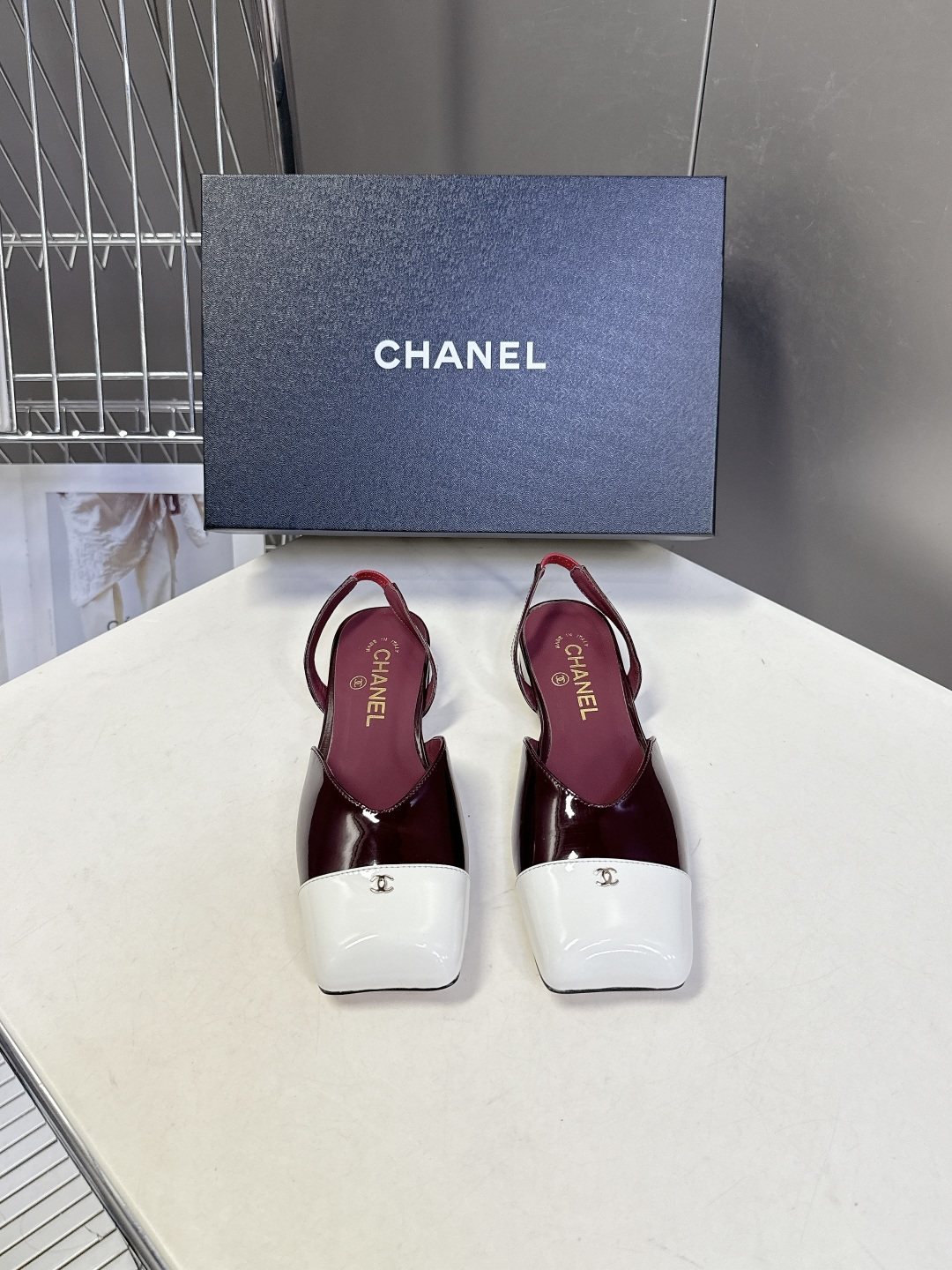 香奈儿CHANEL春夏最新款方头拼色凉鞋超多明星网红种草 鞋头采用亮面漆皮拼接 搭配哑光鞋身 再加上金属